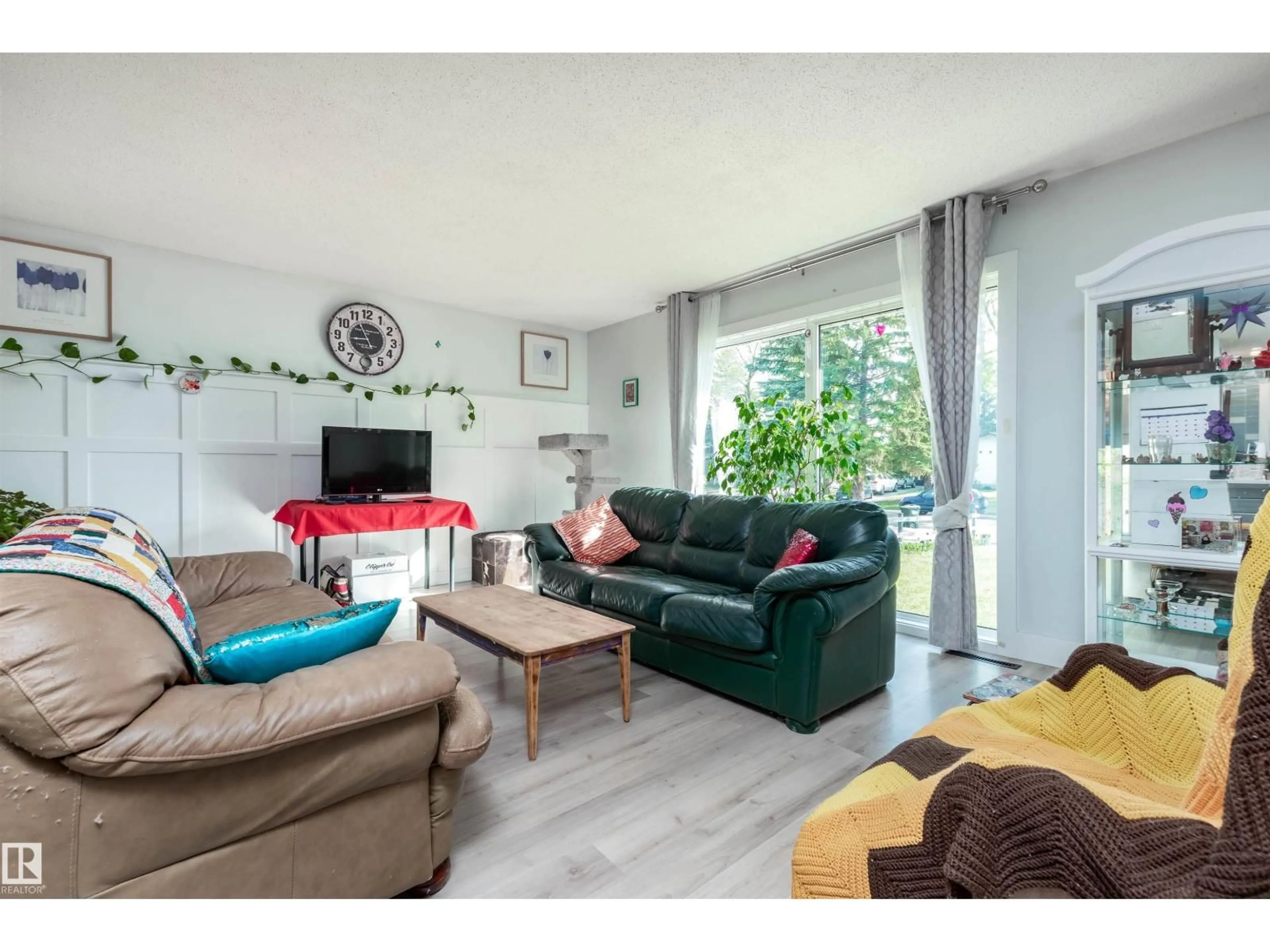 Living room with furniture, wood/laminate floor for 88 CIRCLEWOOD DR, Sherwood Park Alberta T8A0K7