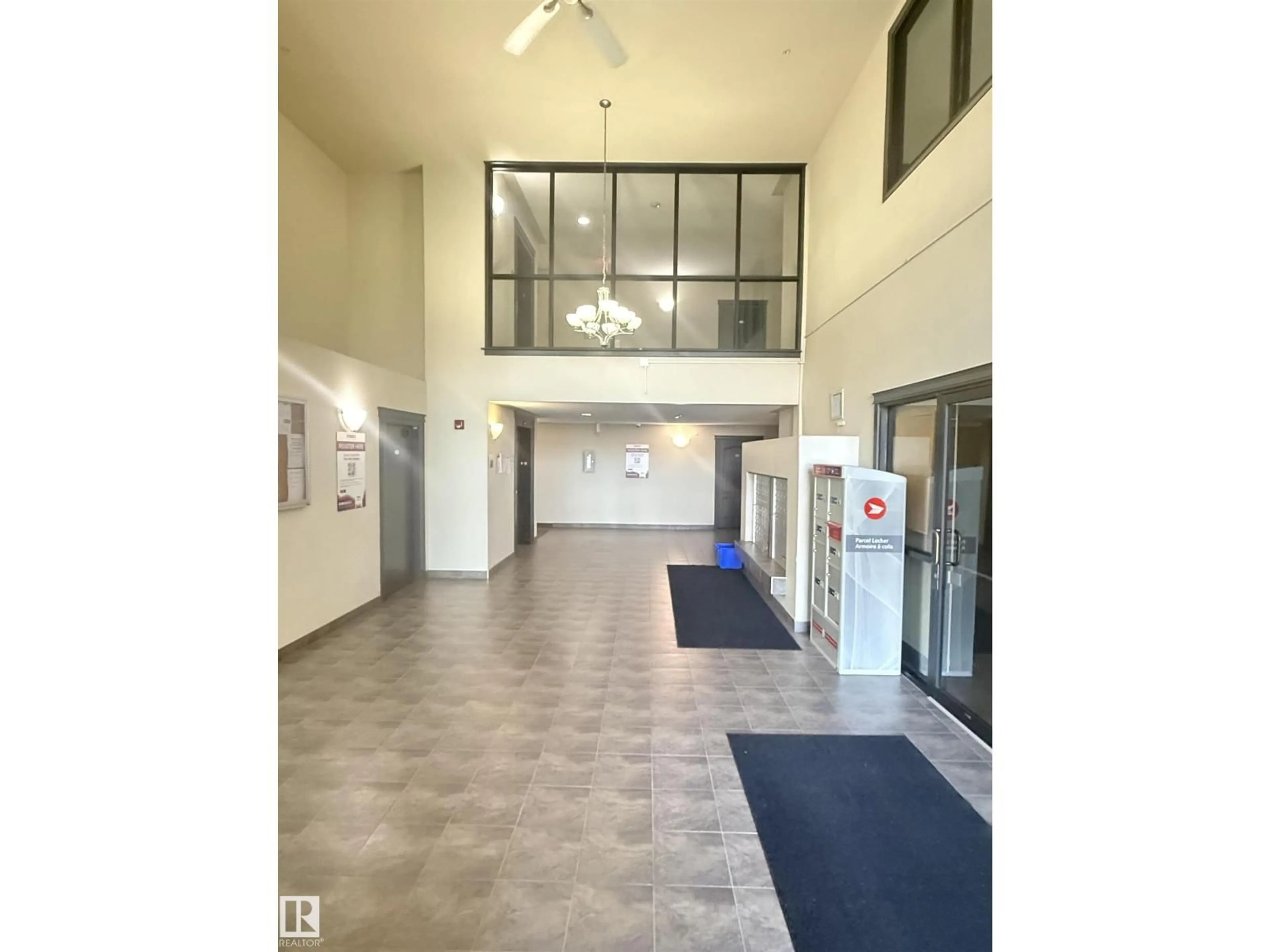 Indoor foyer for 5319 SOUTH TERWILLEGAR DR, Edmonton Alberta T6R0M1