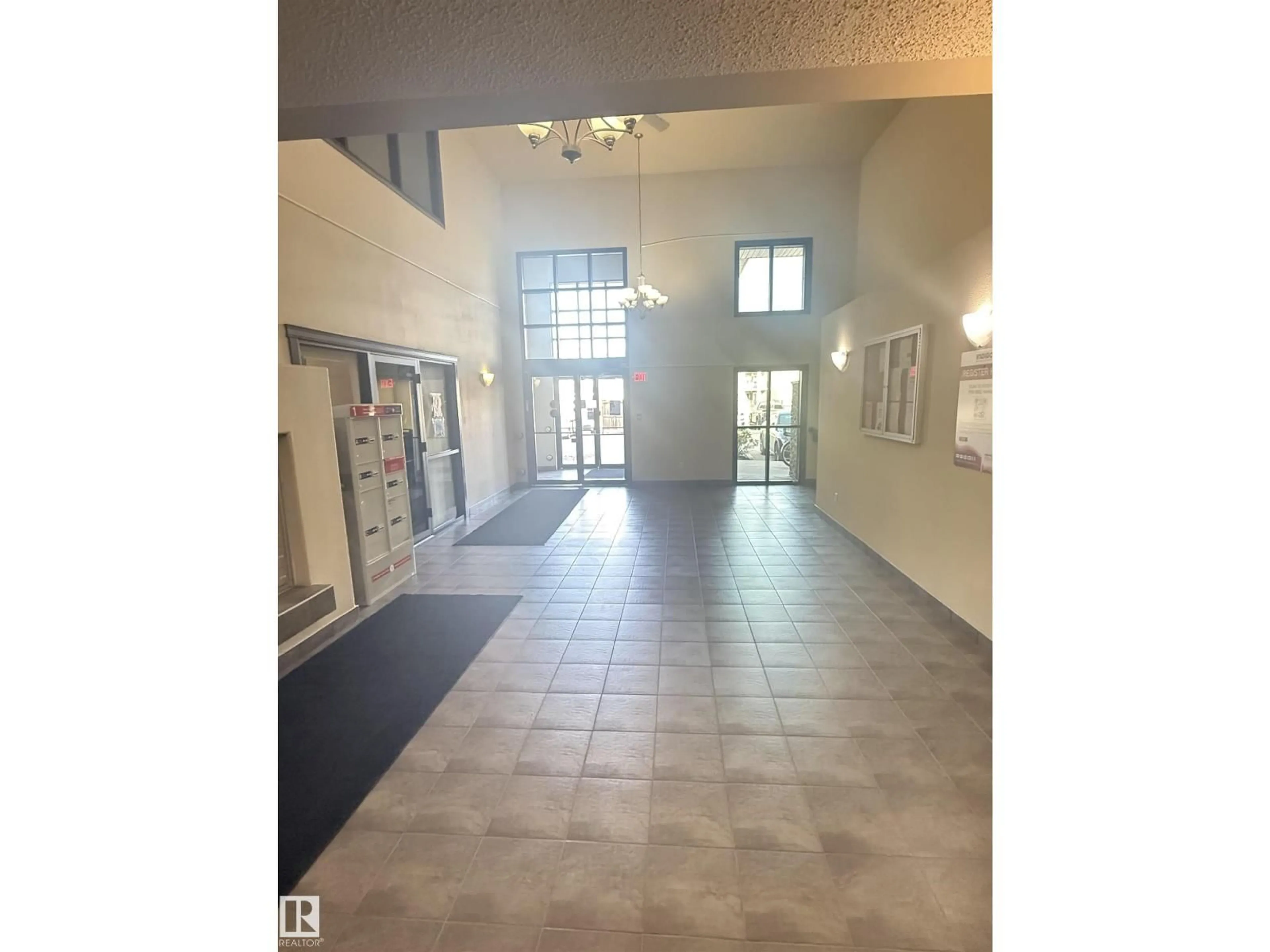 Indoor foyer for 5319 SOUTH TERWILLEGAR DR, Edmonton Alberta T6R0M1