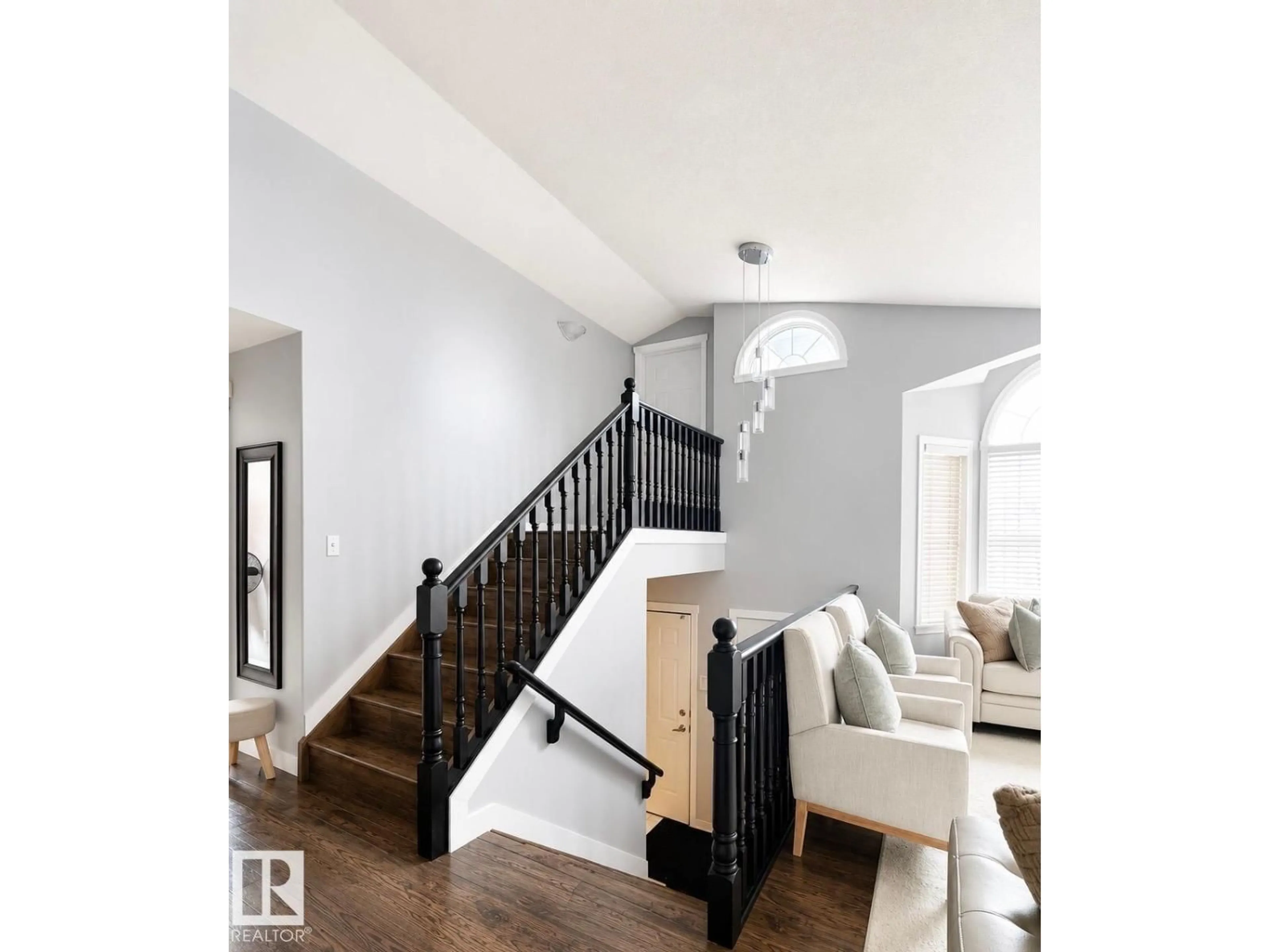 Stairs for 313 JILLINGS CR, Edmonton Alberta T6L6N1
