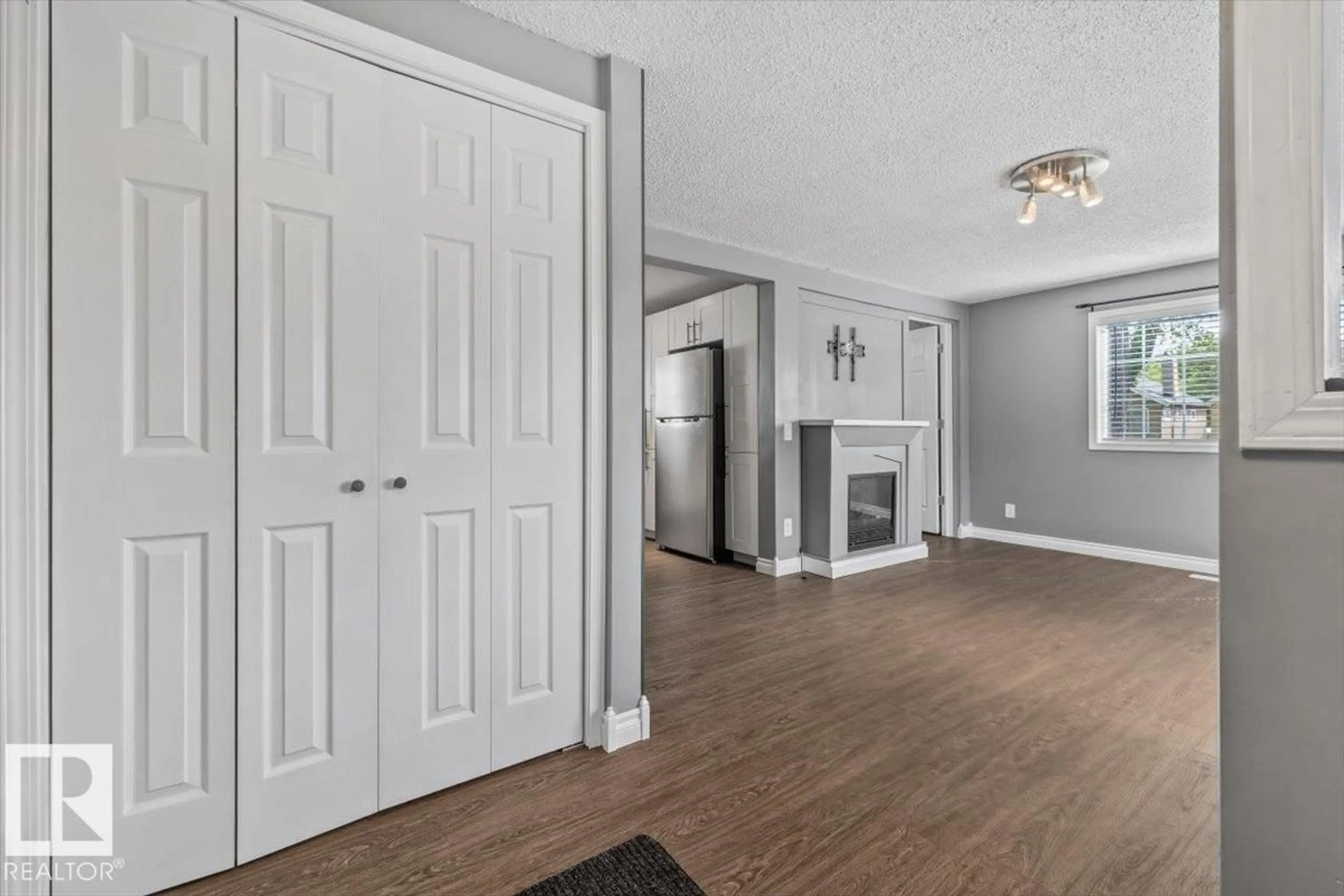 Indoor entryway for 11910 95 ST, Edmonton Alberta T5G1R5