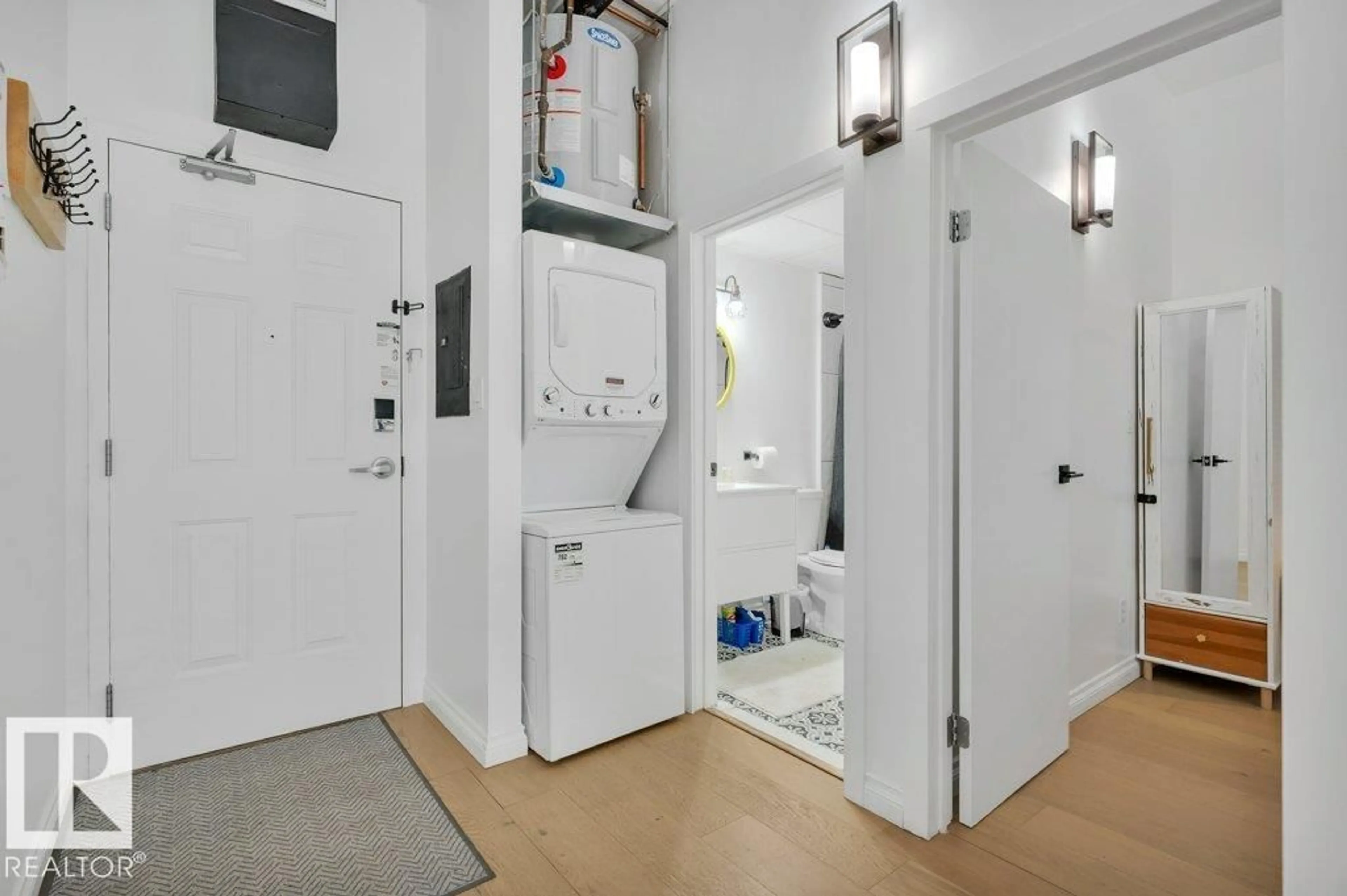 Indoor entryway for 911 JASPER AV, Edmonton Alberta T5J1R9