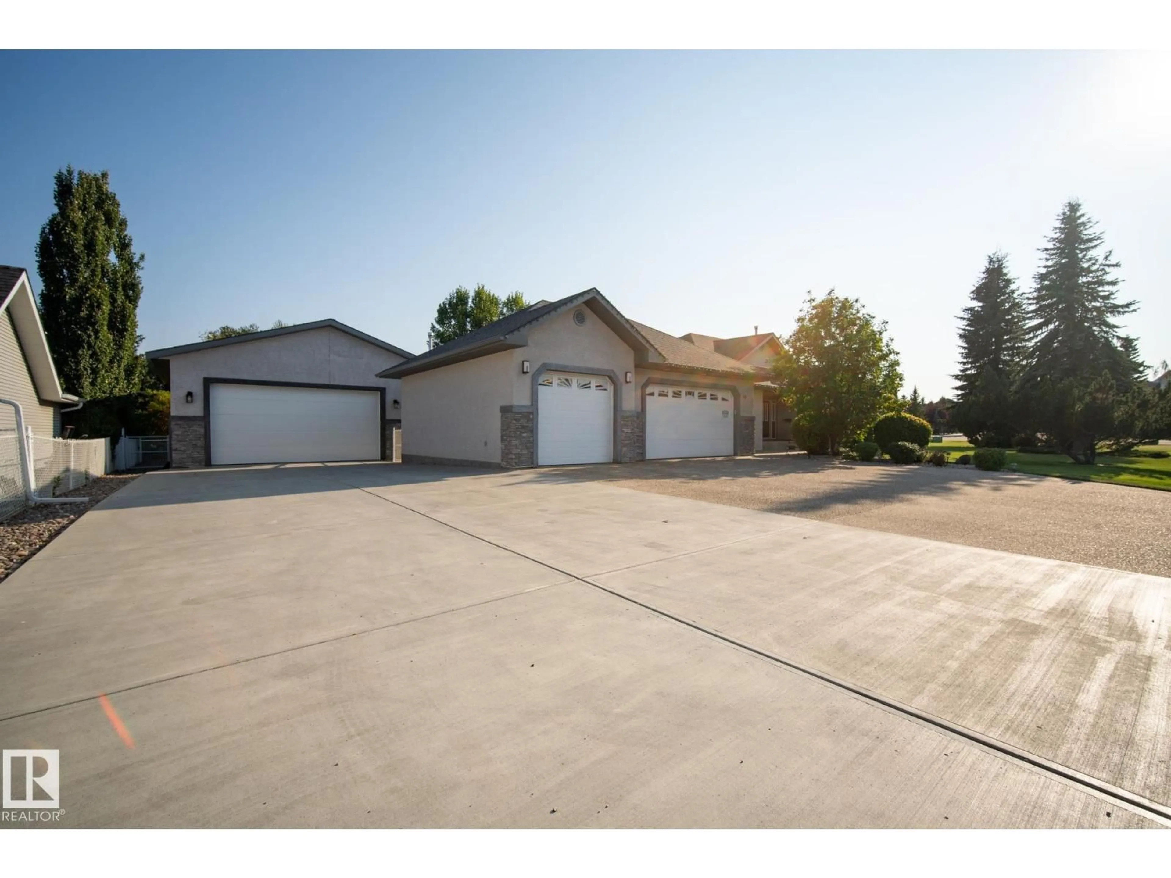 Indoor garage for 19 COUNTRY LN, Stony Plain Alberta T7Z2L1