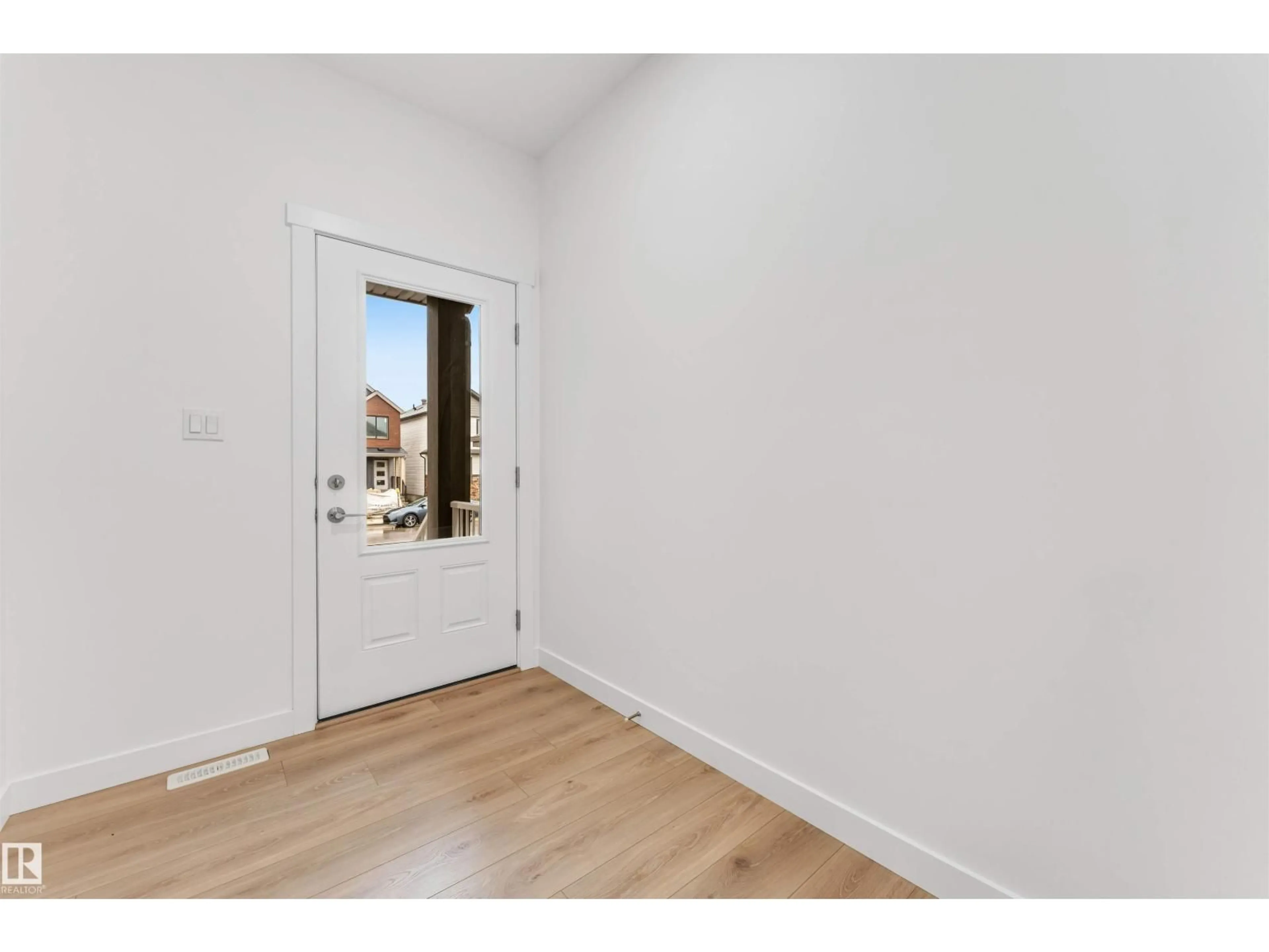 Indoor entryway for NW - 1972 210 ST, Edmonton Alberta T6M3H7
