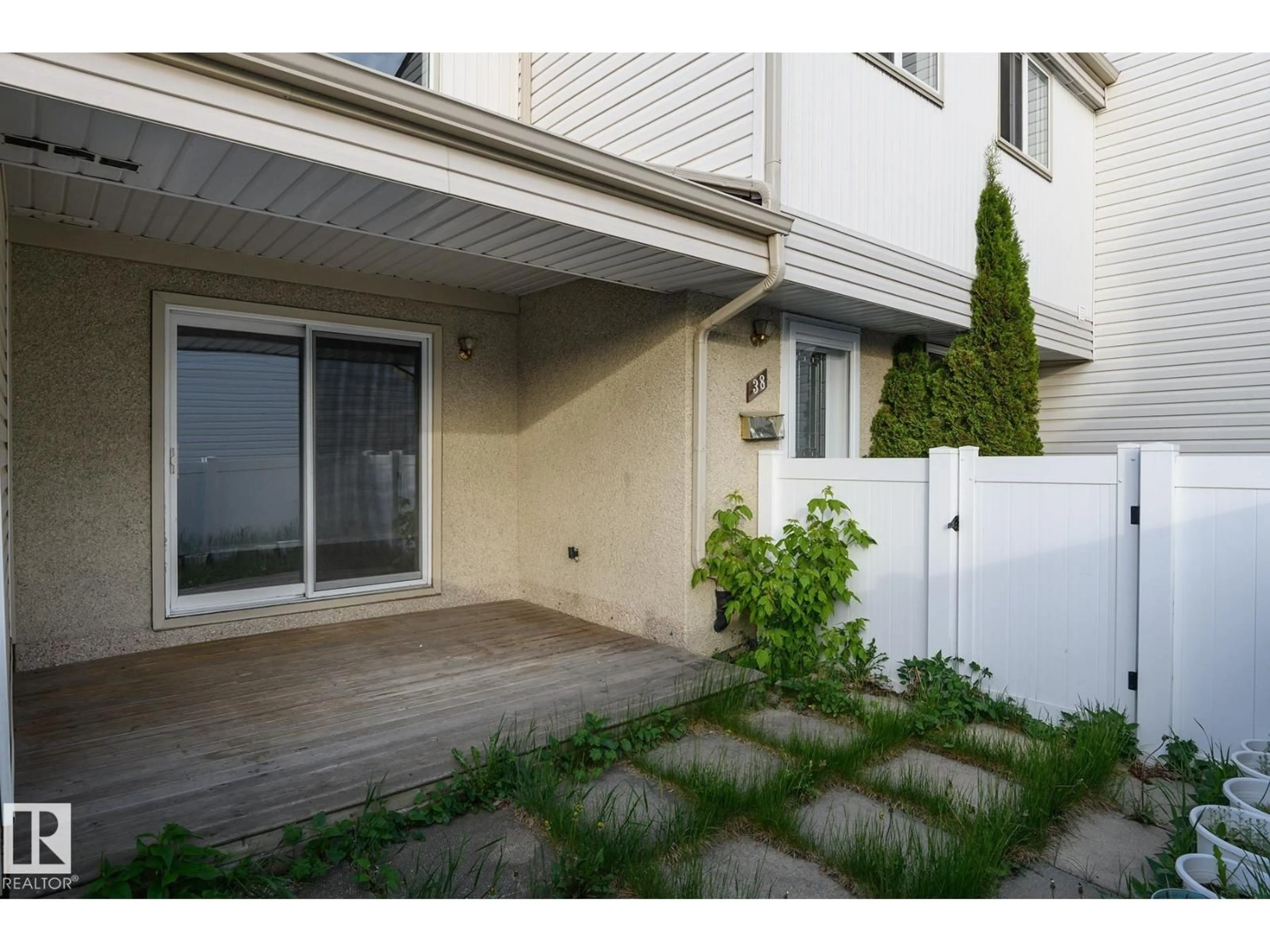 Patio, street for 38 WOODVALE VG, Edmonton Alberta T6L1W2