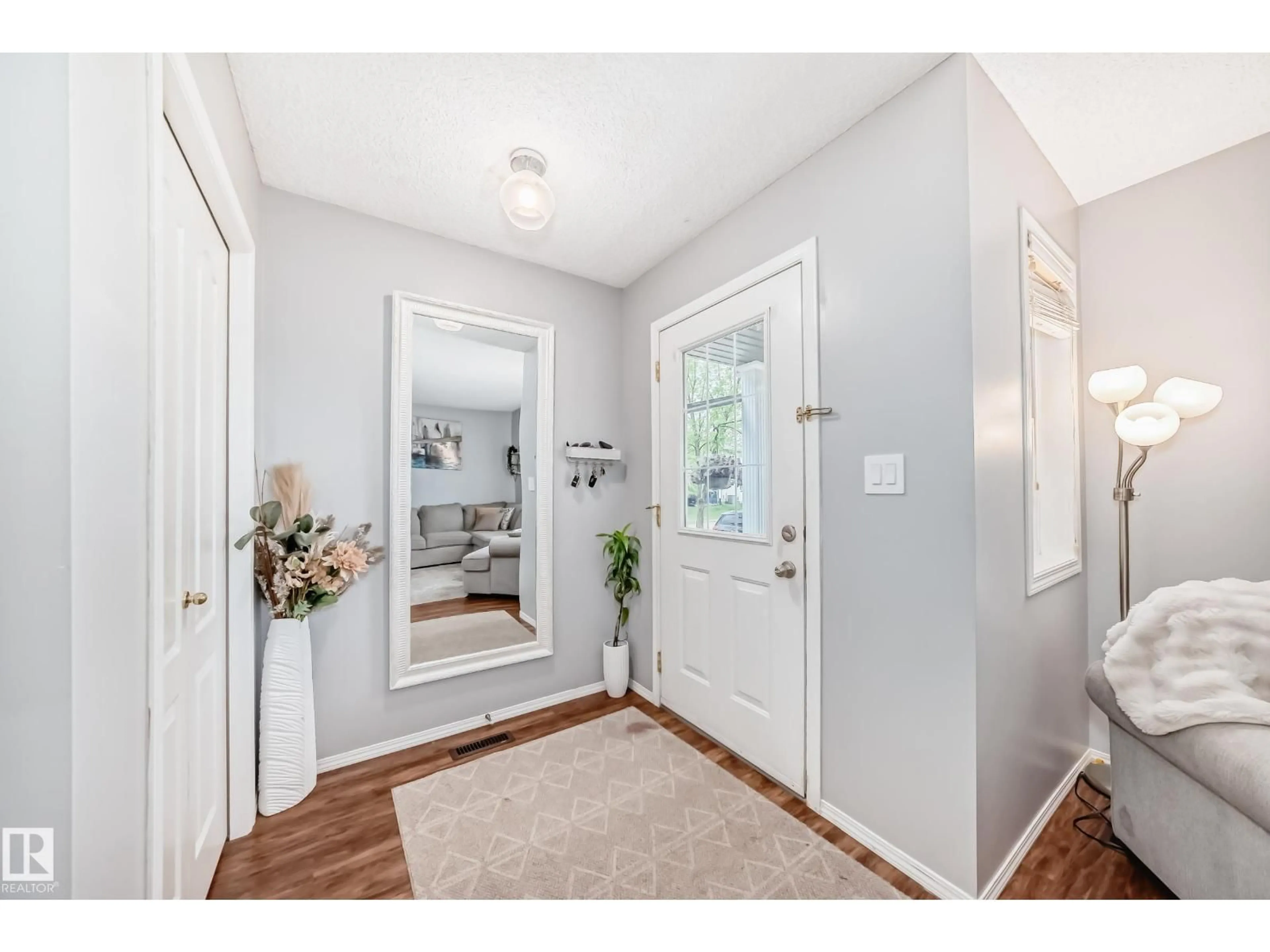 Indoor entryway for 17233 88 ST, Edmonton Alberta T5Z3R4