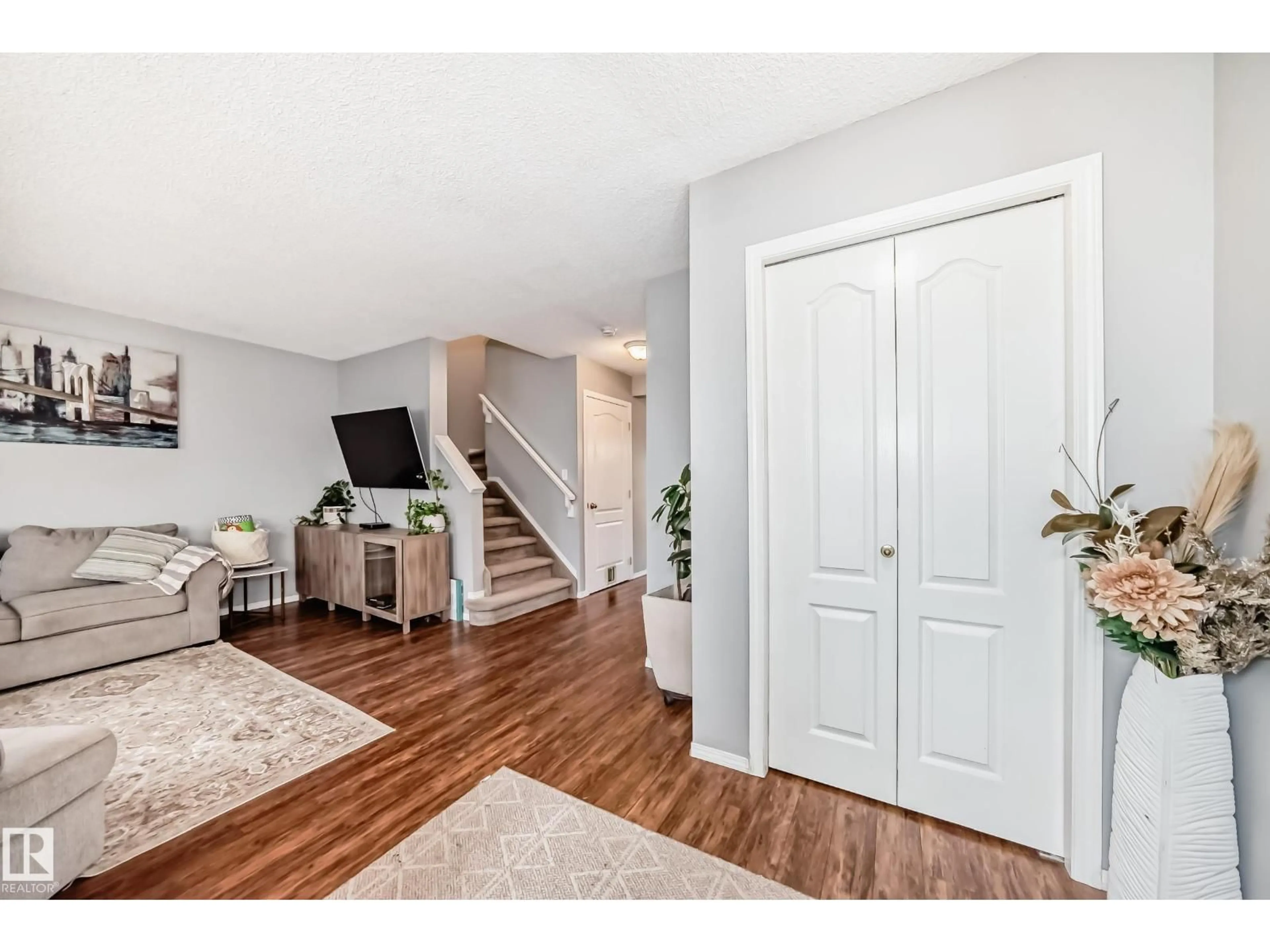 Indoor entryway for 17233 88 ST, Edmonton Alberta T5Z3R4