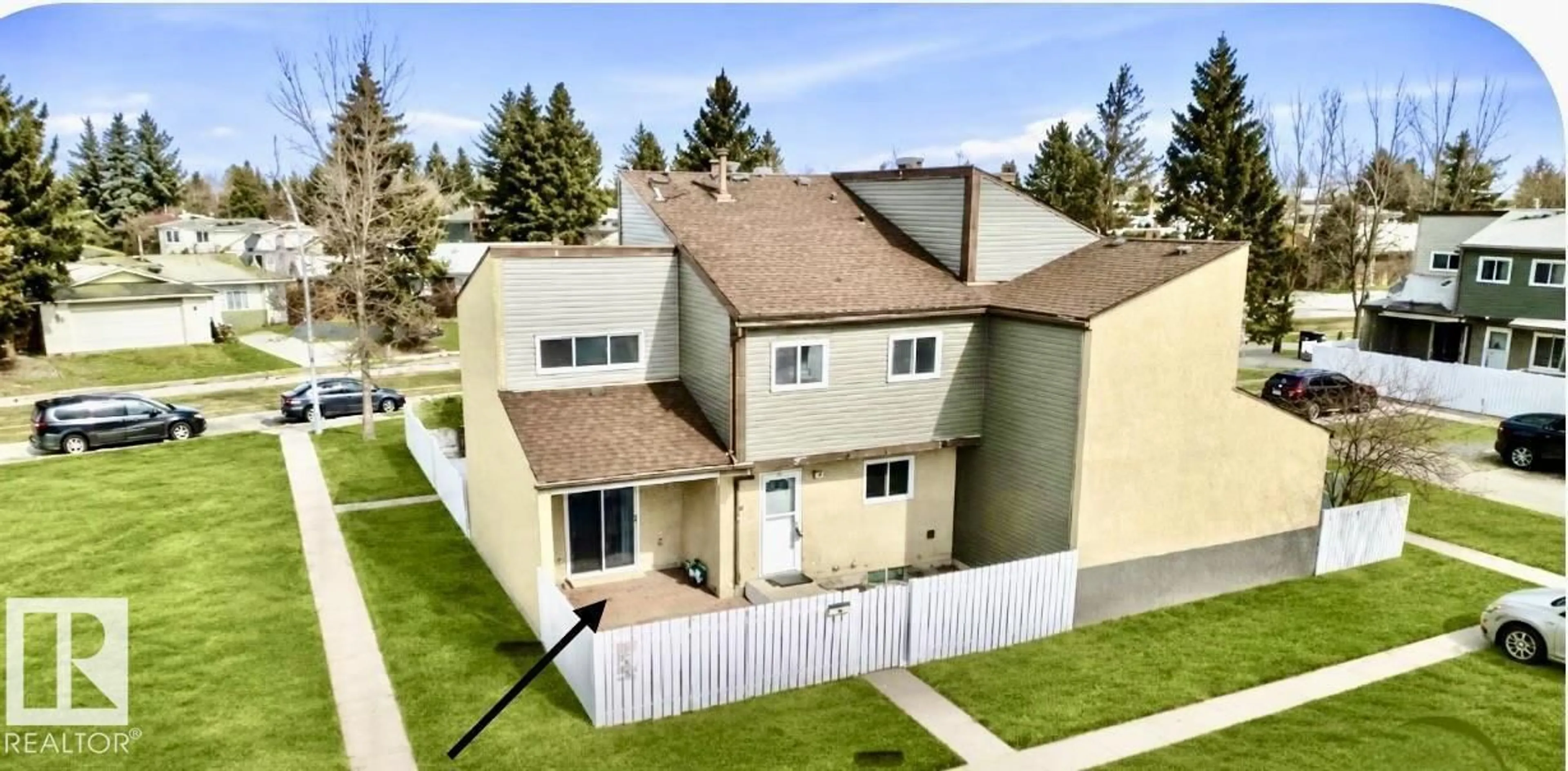 A pic from outside/outdoor area/front of a property/back of a property/a pic from drone, street for 202 KASKITAYO CO, Edmonton Alberta T6J3T3