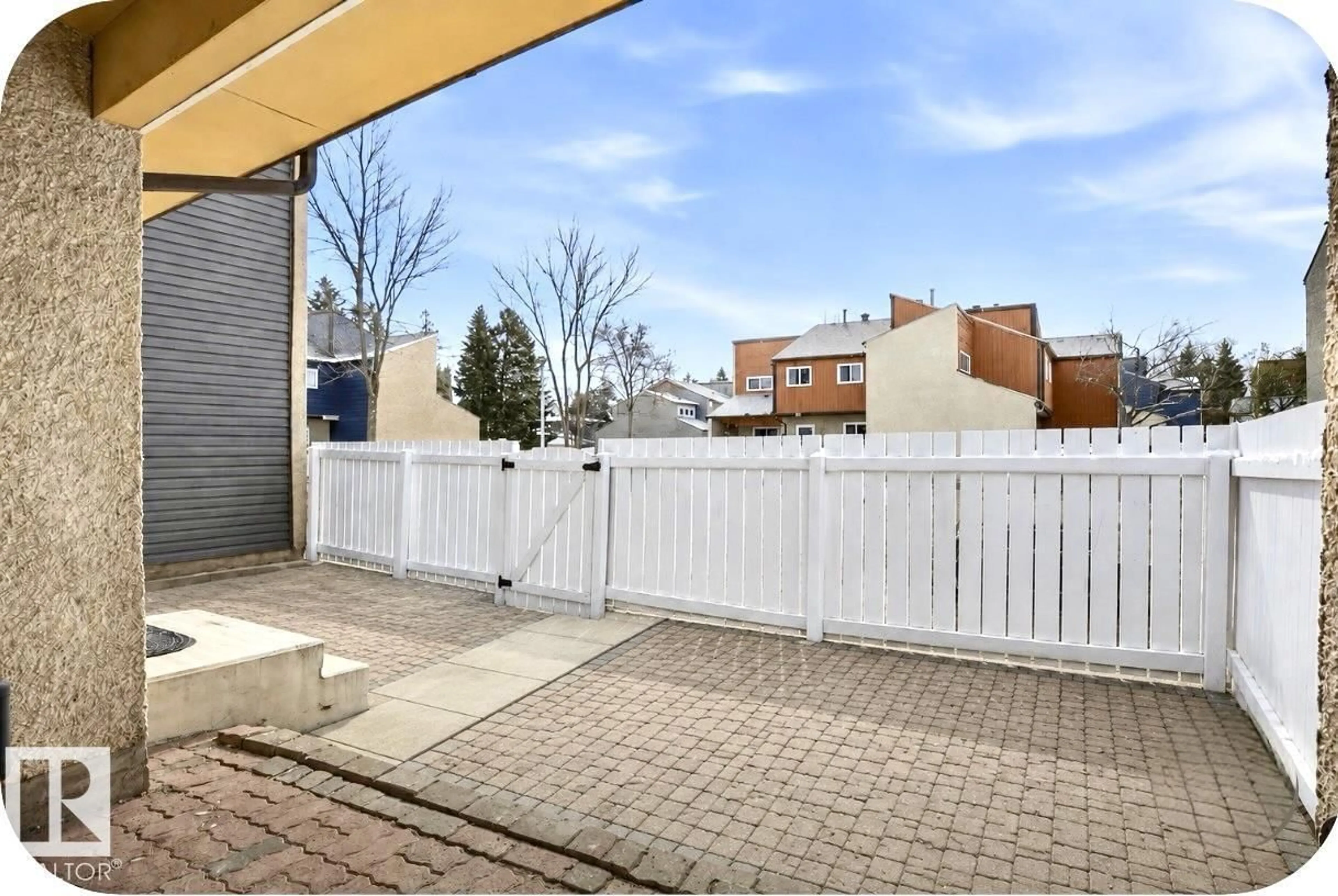 Patio, street for 202 KASKITAYO CO, Edmonton Alberta T6J3T3