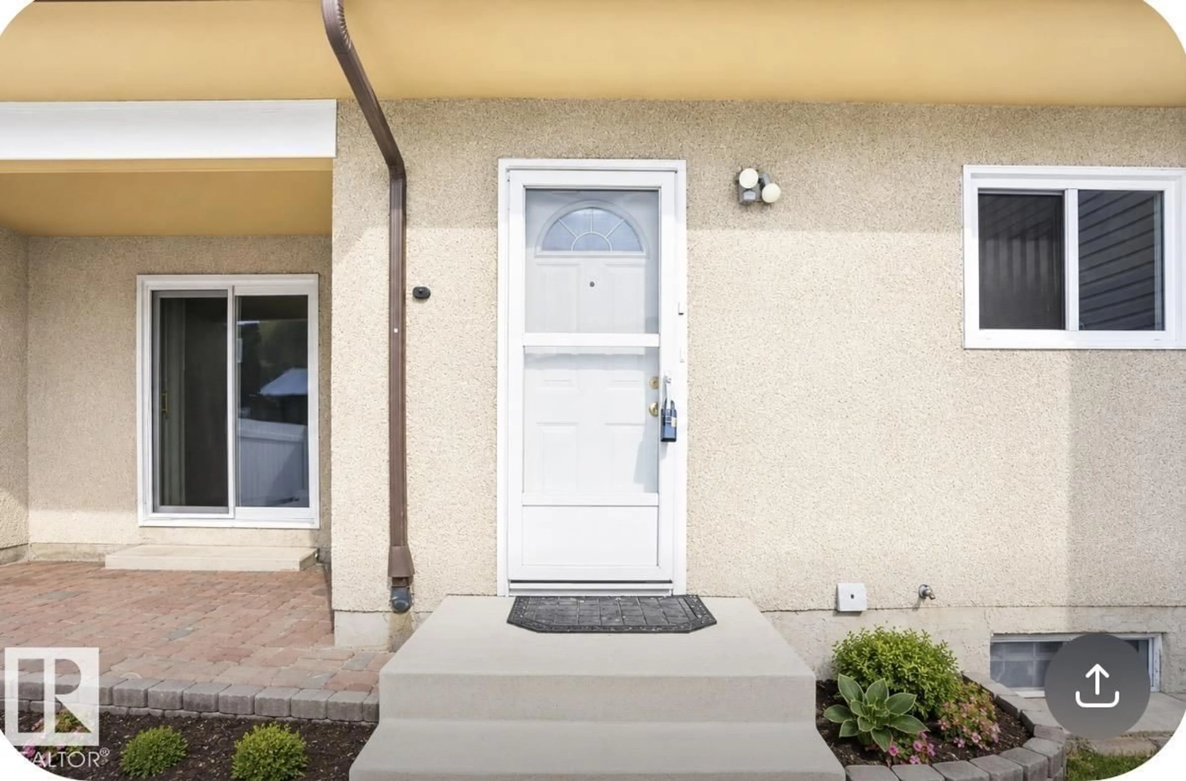 Indoor entryway for 202 KASKITAYO CO, Edmonton Alberta T6J3T3