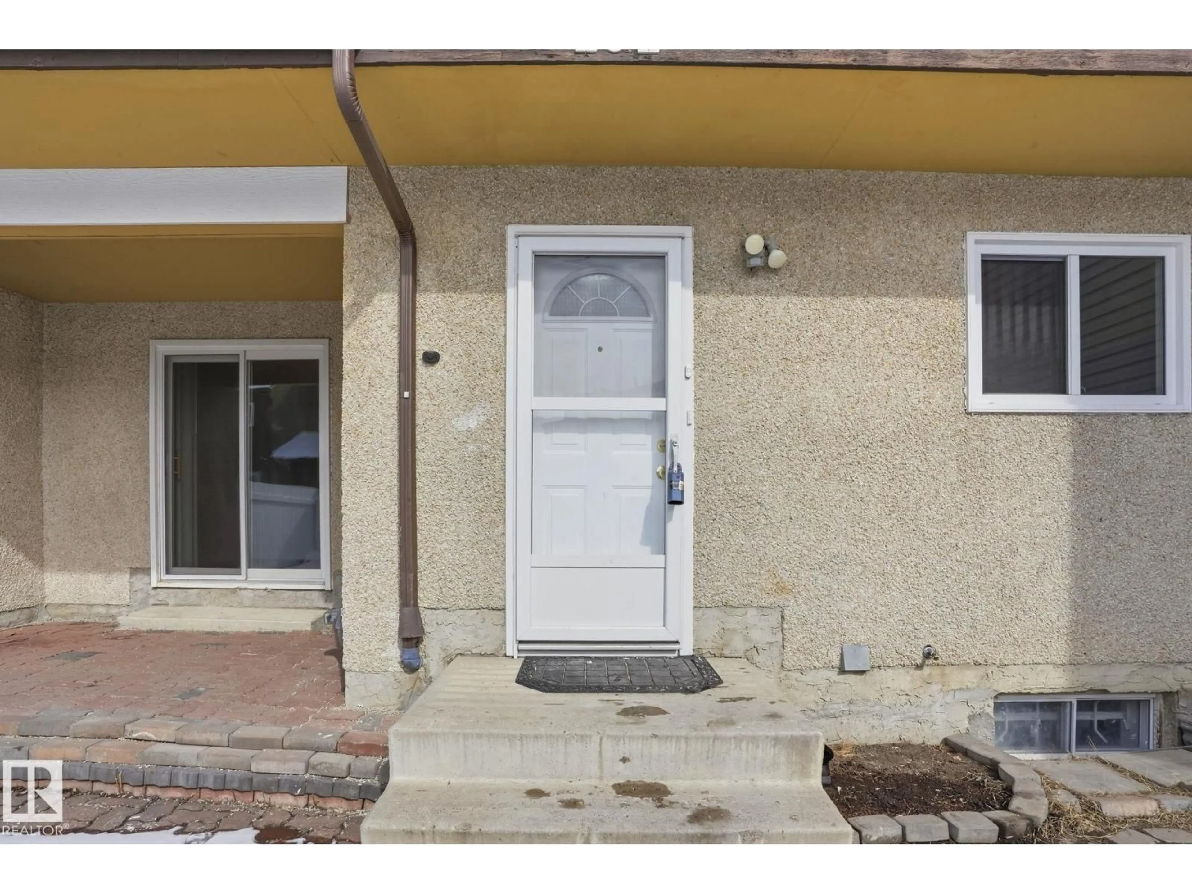 Indoor entryway for 202 KASKITAYO CO, Edmonton Alberta T6J3T3