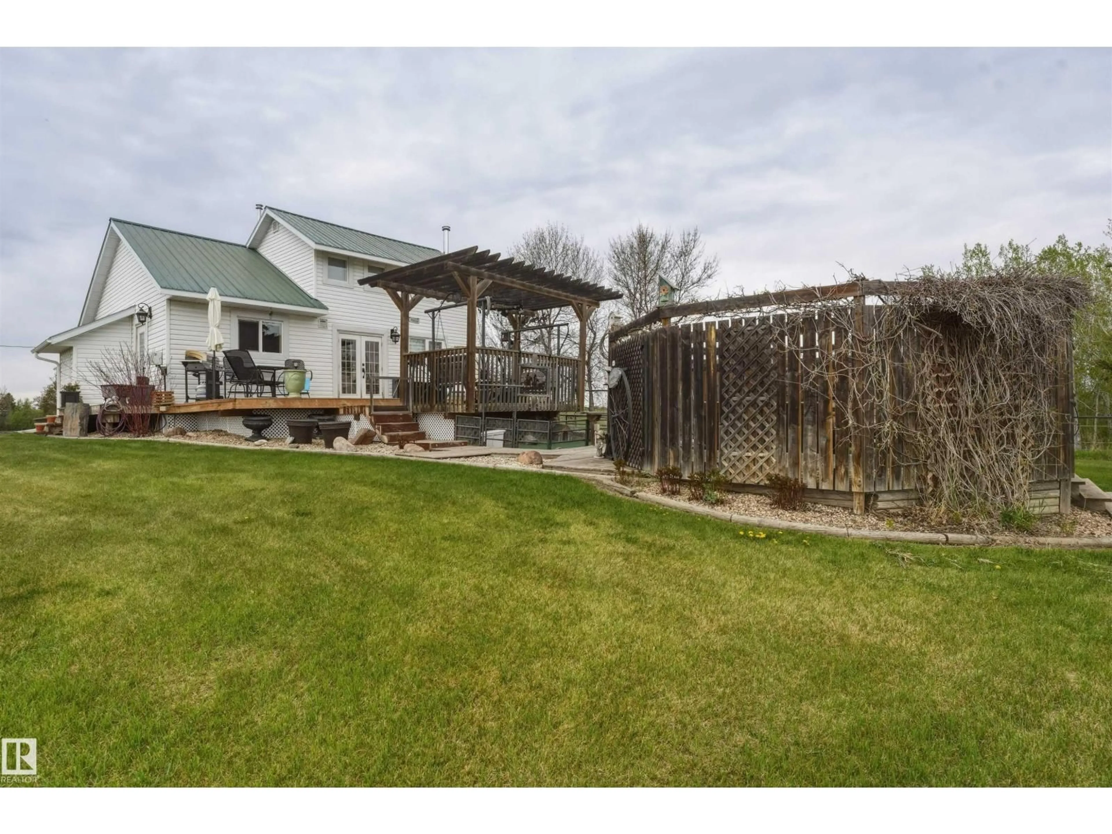 A pic from outside/outdoor area/front of a property/back of a property/a pic from drone, unknown for 56502 RGE ROAD 33, Rural Lac Ste. Anne County Alberta T0E1V0