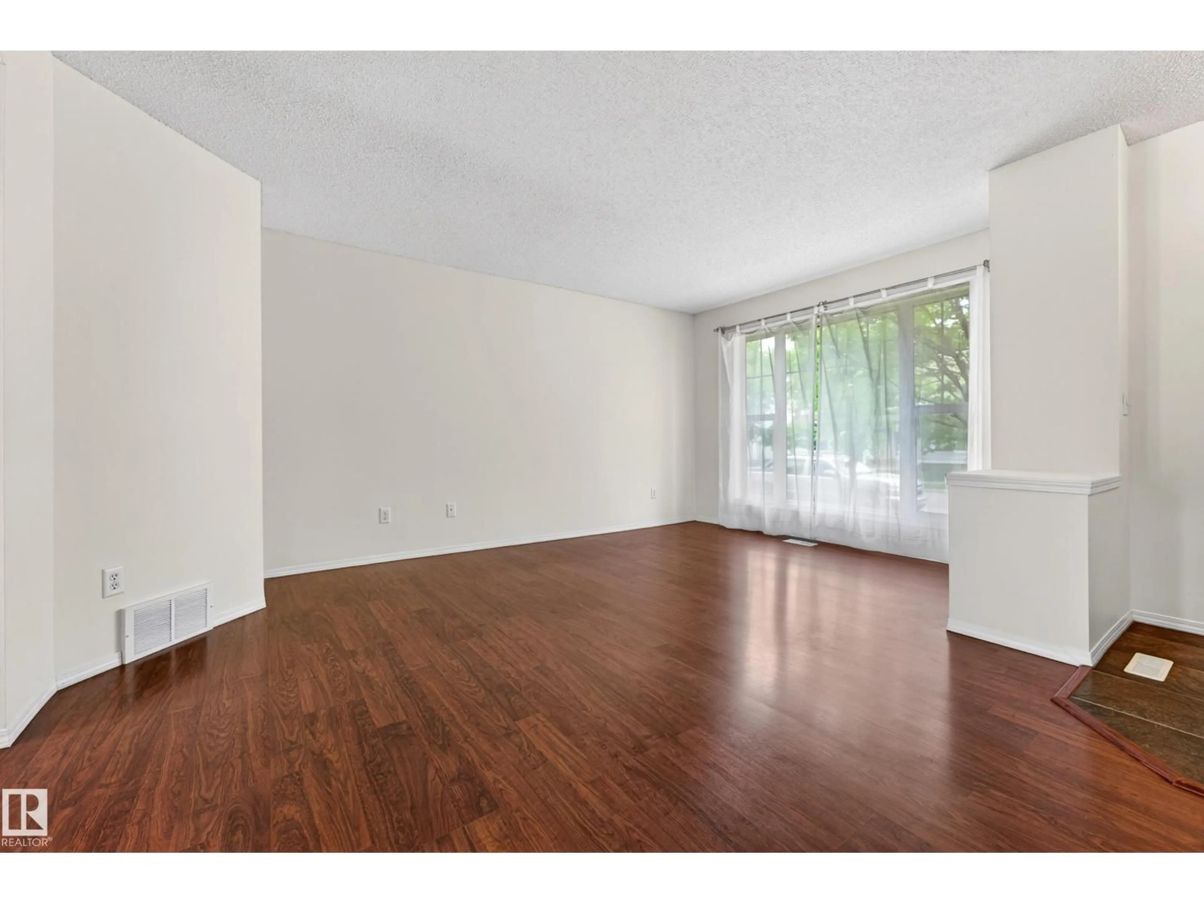 A pic of a room for 5917 SOUTH TERWILLEGAR BV, Edmonton Alberta T6R0A7