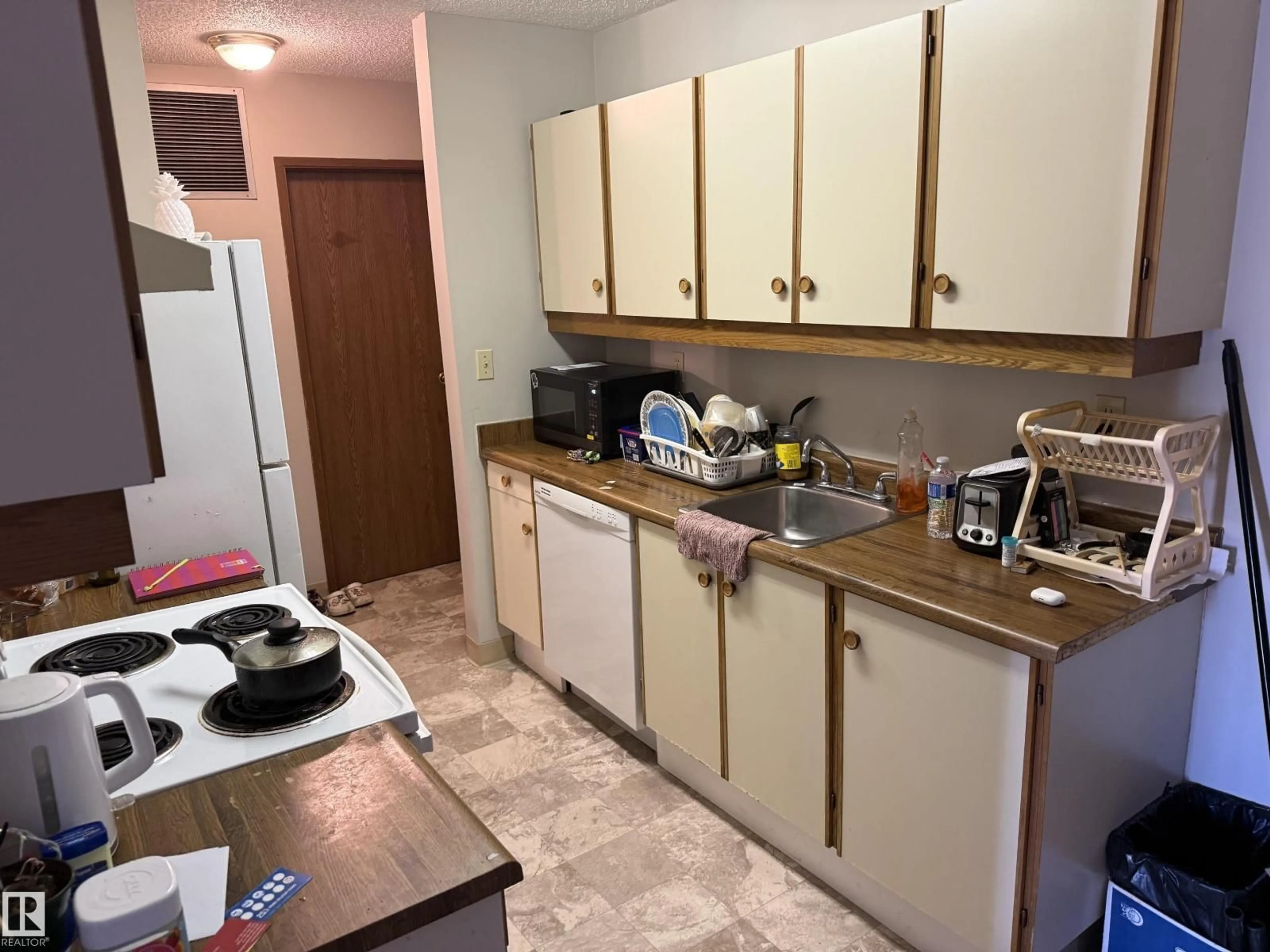 Standard kitchen, unknown for 304 - 10604 110 AV, Edmonton Alberta T6G0T2