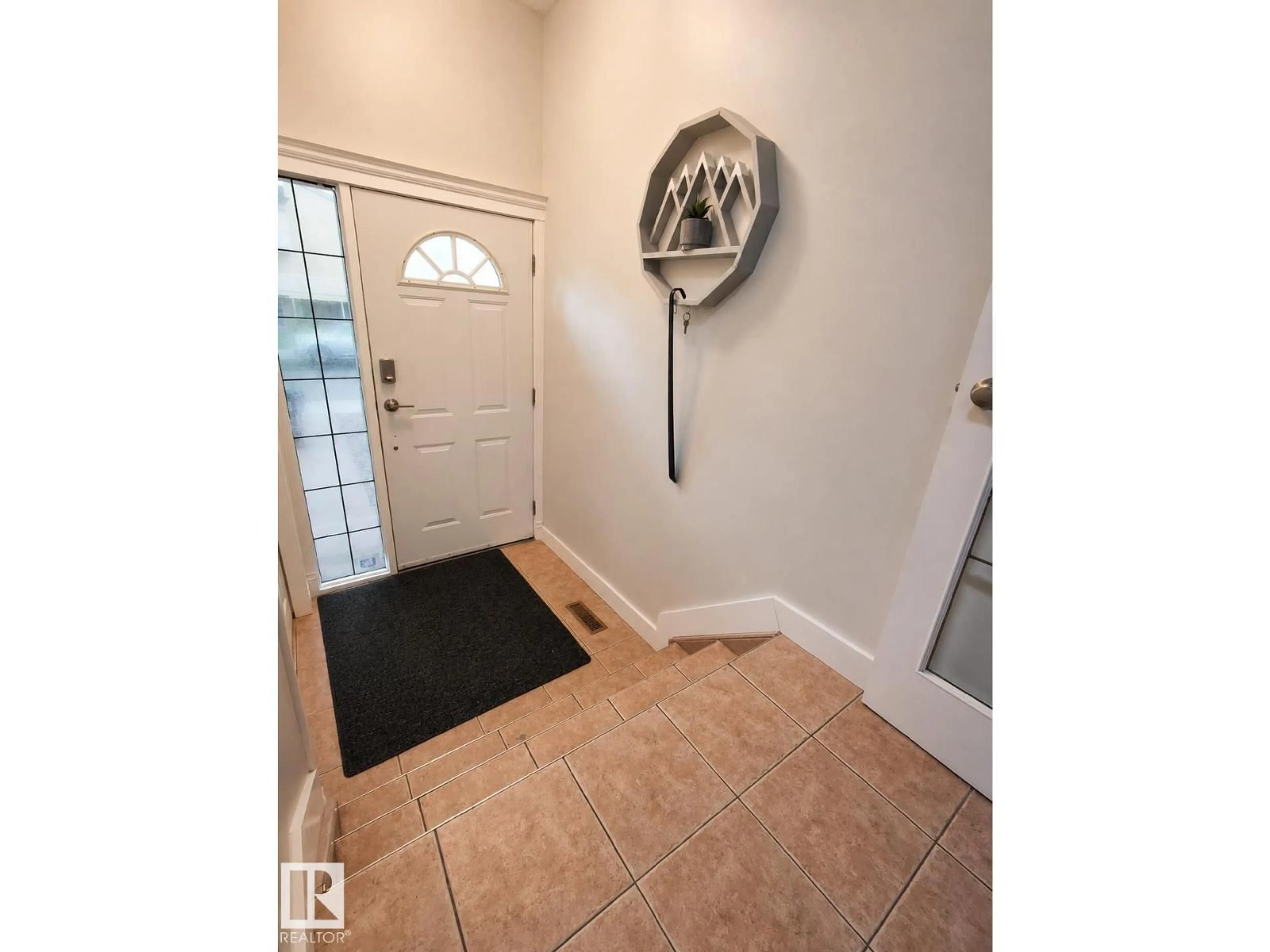 Indoor entryway for NW - 6514 19 AV, Edmonton Alberta T6L7A2