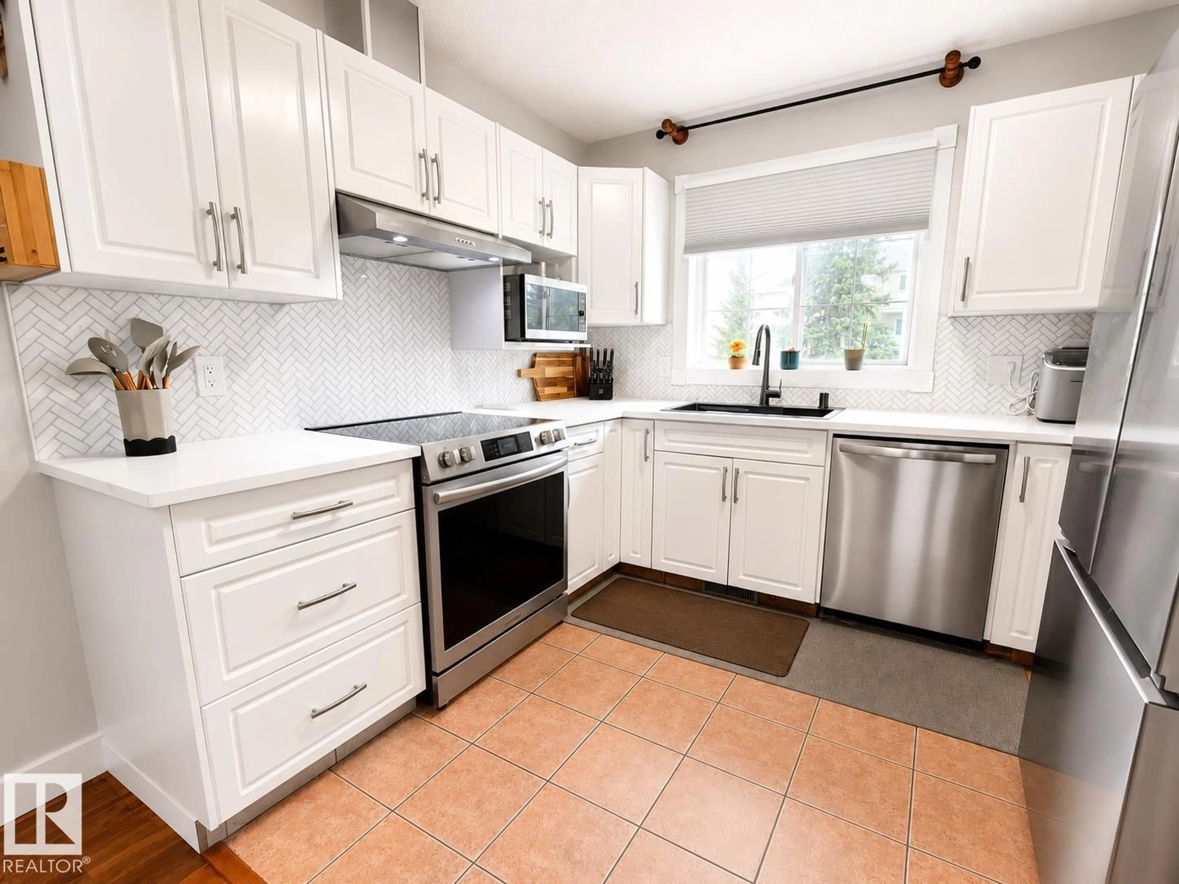 Standard kitchen, ceramic/tile floor for NW - 6514 19 AV, Edmonton Alberta T6L7A2