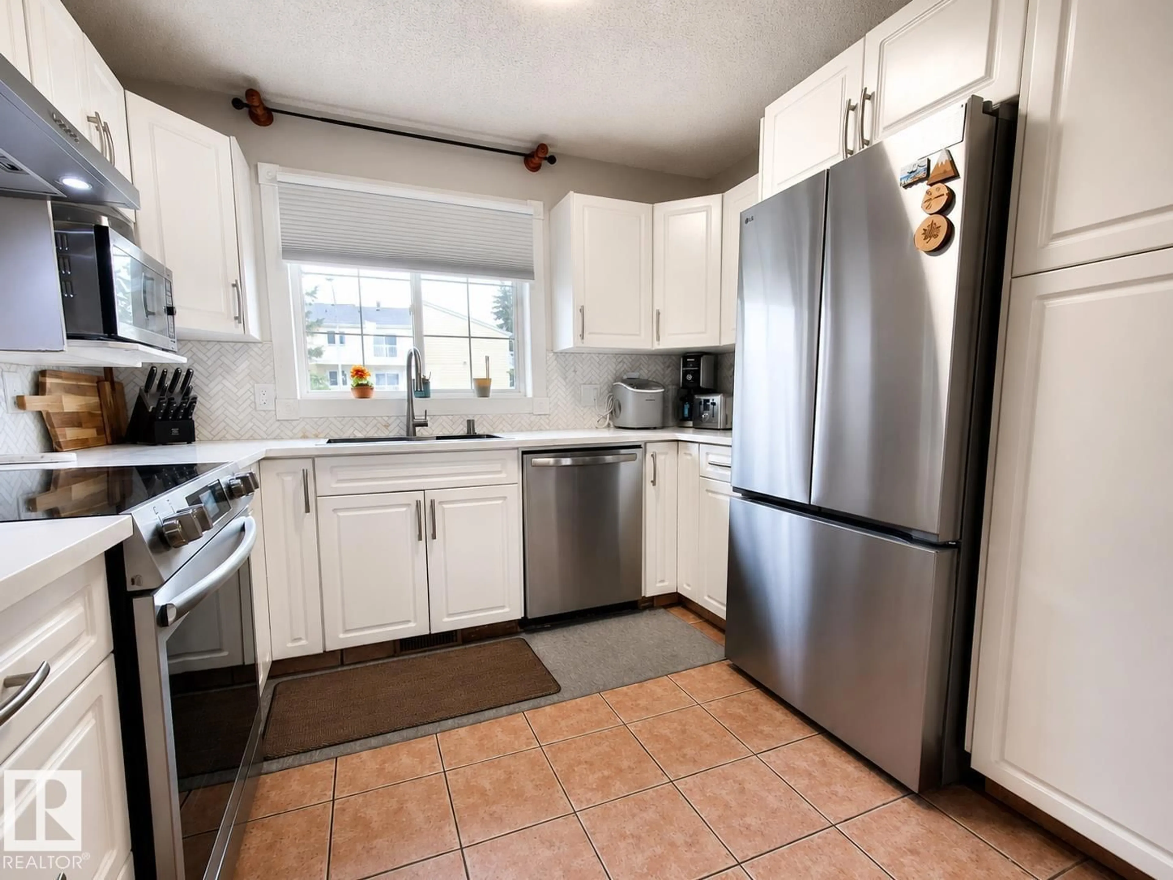 Standard kitchen, ceramic/tile floor for NW - 6514 19 AV, Edmonton Alberta T6L7A2