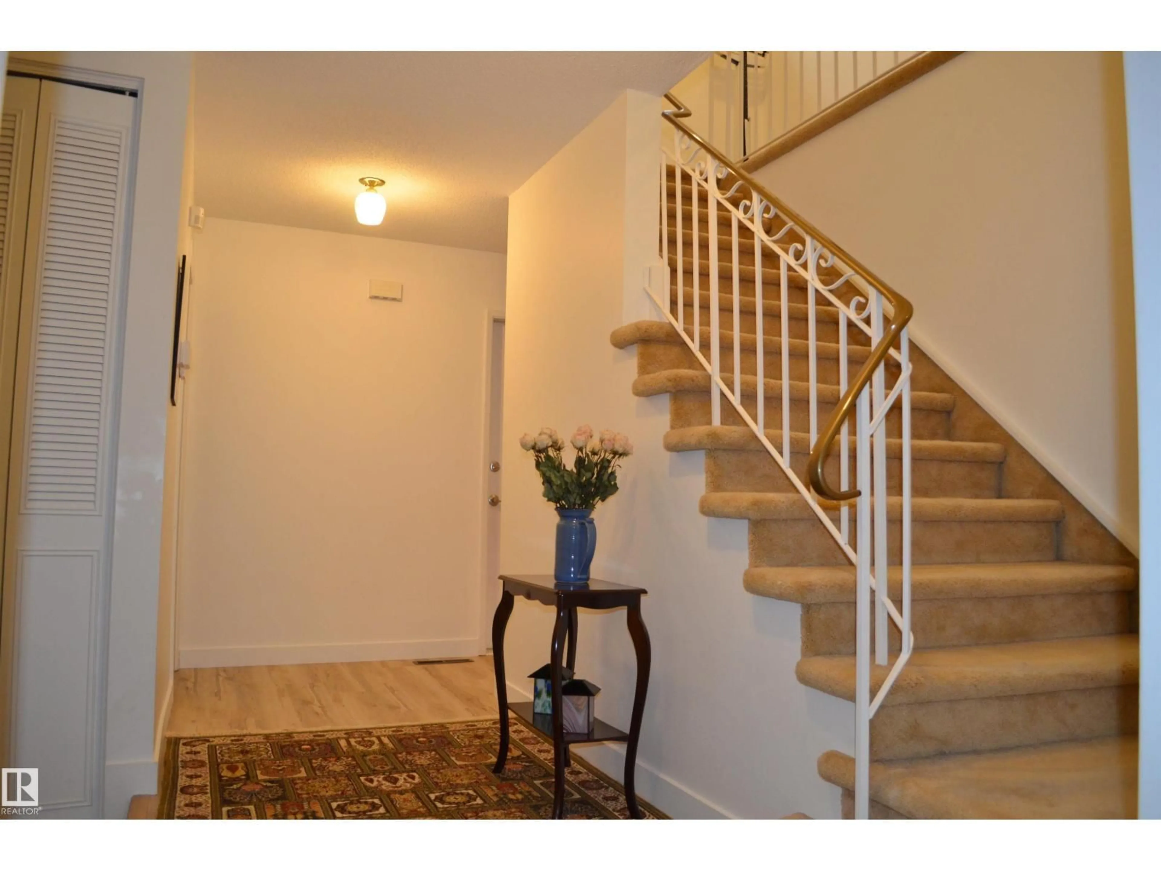 Indoor foyer for 68 MARLBORO RD, Edmonton Alberta T6J2C6