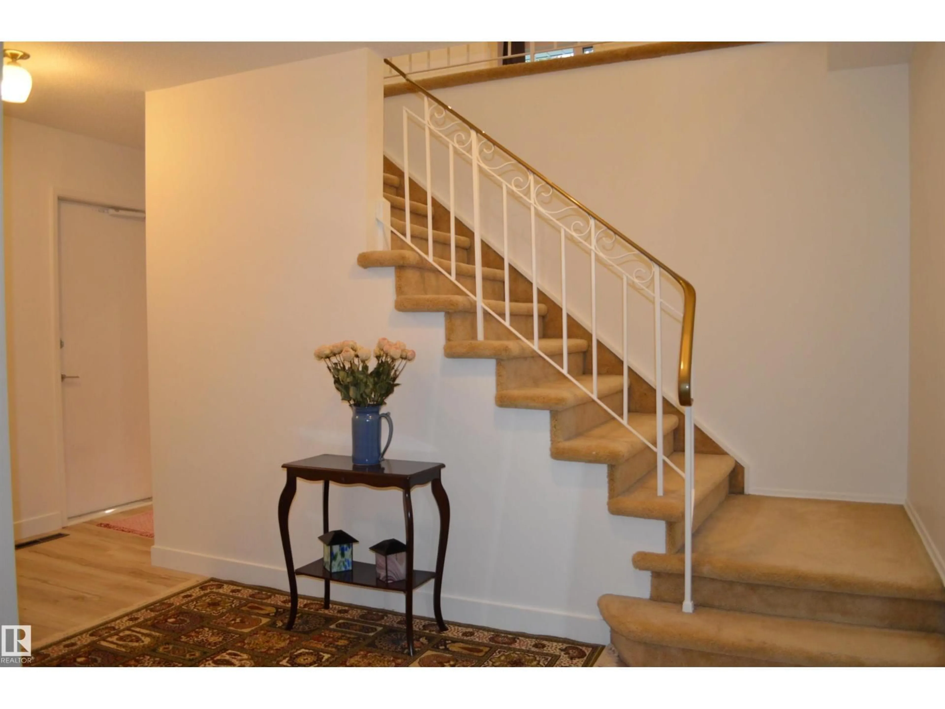 Indoor foyer for 68 MARLBORO RD, Edmonton Alberta T6J2C6
