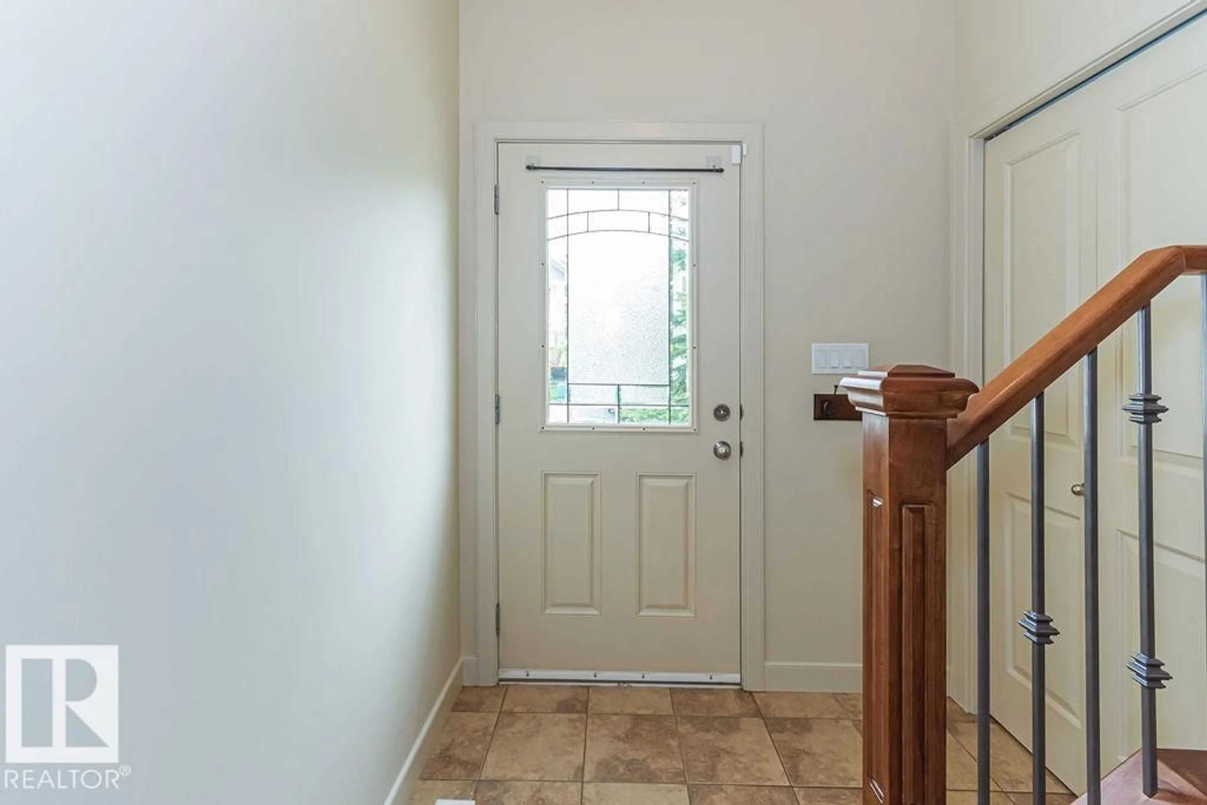 Indoor entryway for #8 - 450 MCCONACHIE WY, Edmonton Alberta T5Y0S8