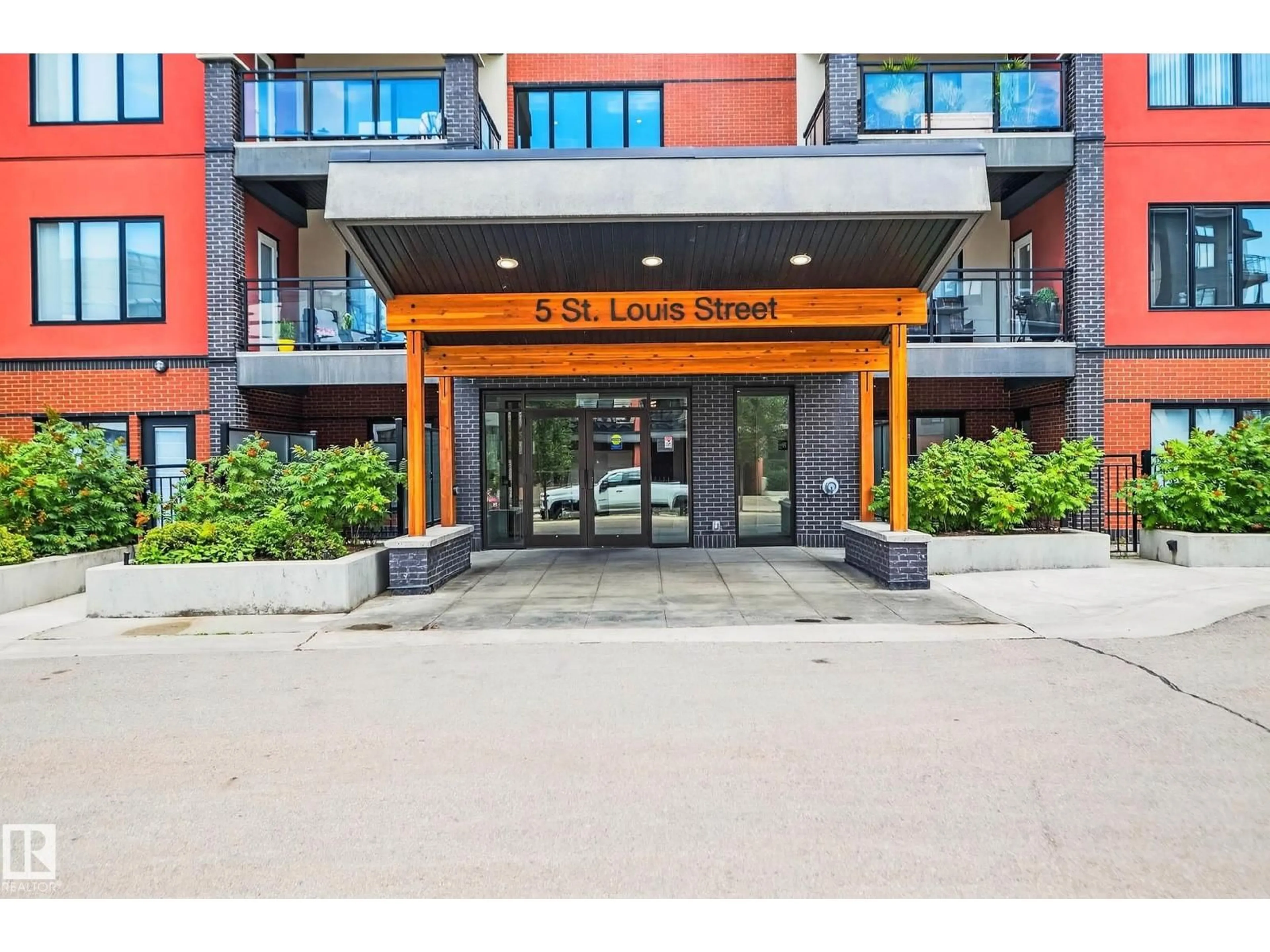 Indoor foyer for 503 5 ST LOUIS ST, St. Albert Alberta T8N7T2