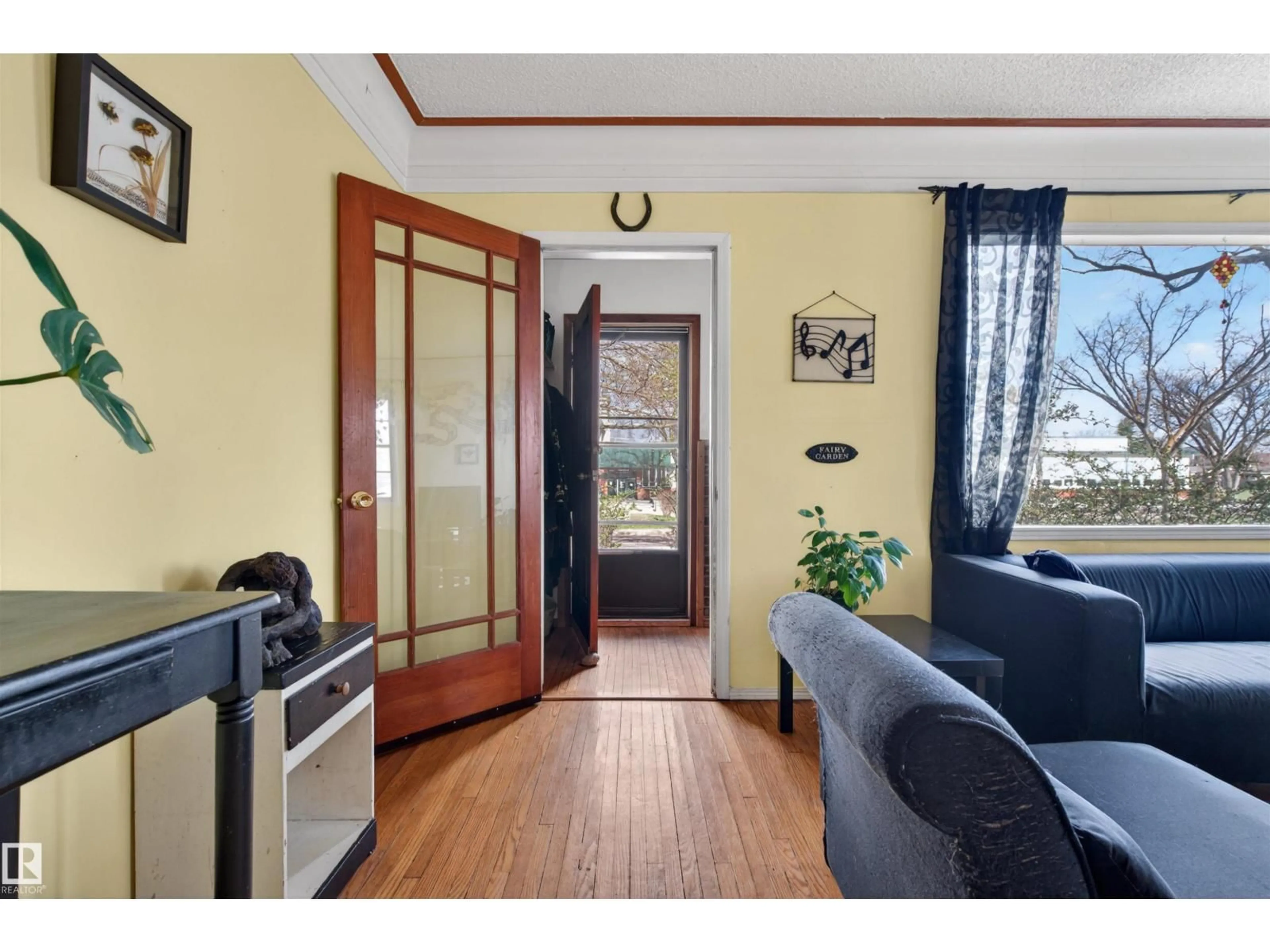 Indoor entryway for 6402 106 ST, Edmonton Alberta T6H2V4