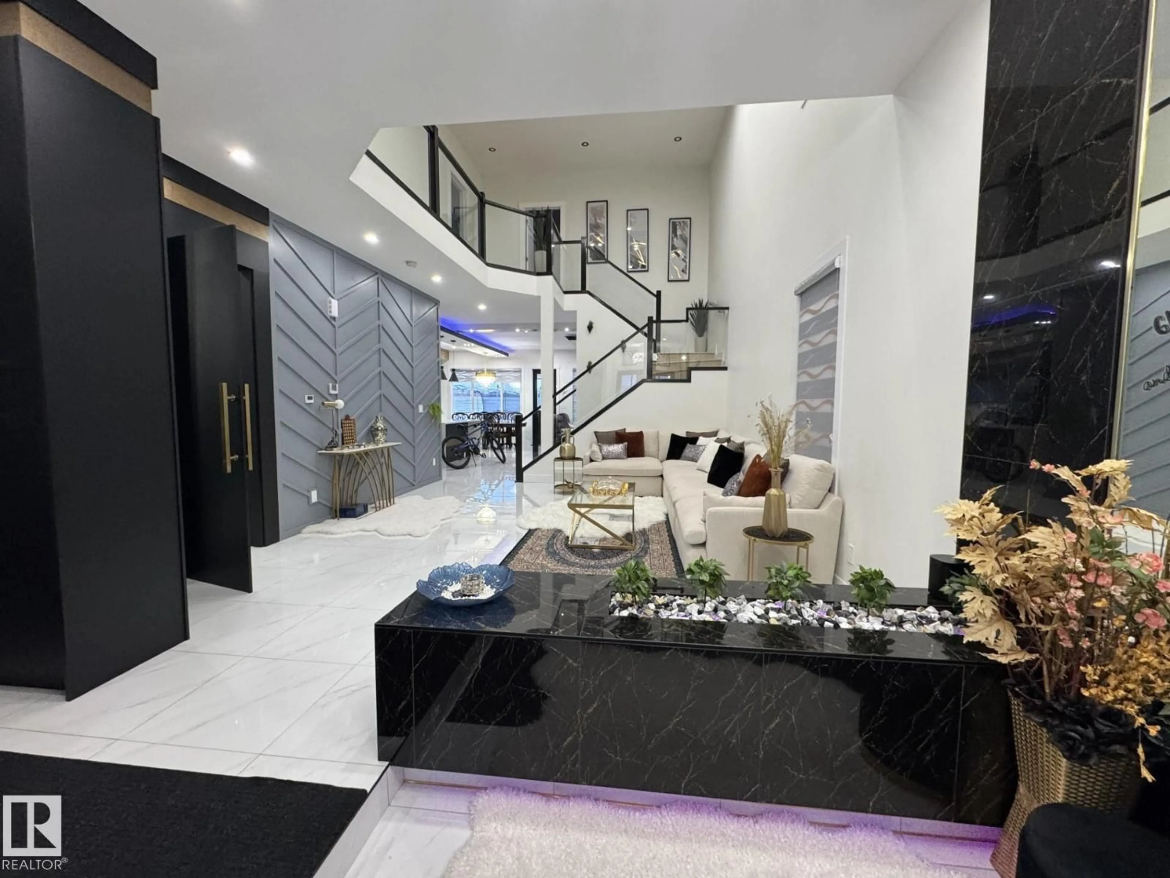 Indoor foyer for 2123 18 AV, Edmonton Alberta T6T2L2