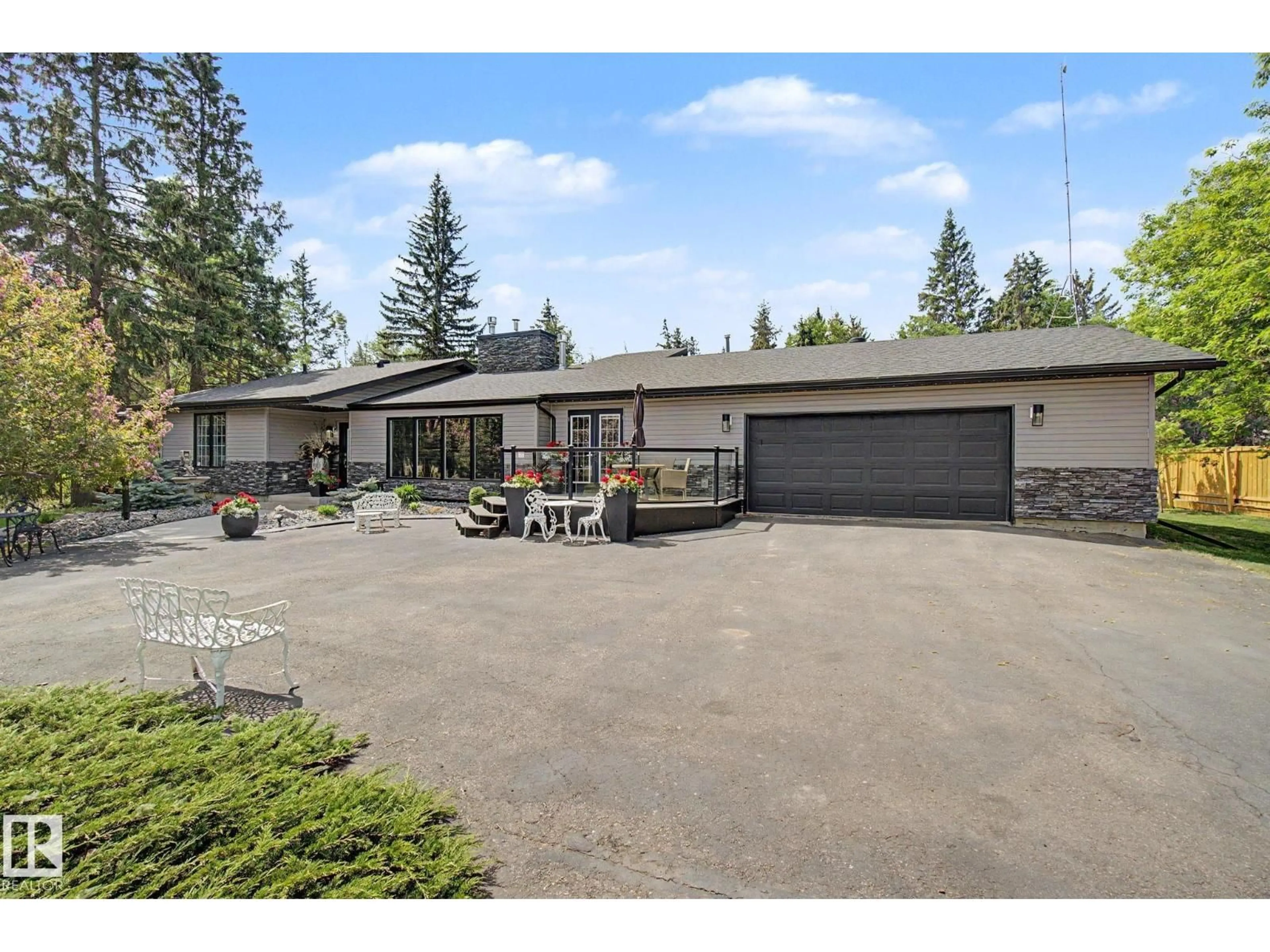 A pic from outside/outdoor area/front of a property/back of a property/a pic from drone, unknown for 32 54006 RGE ROAD 261, Rural Sturgeon County Alberta T8T0C1