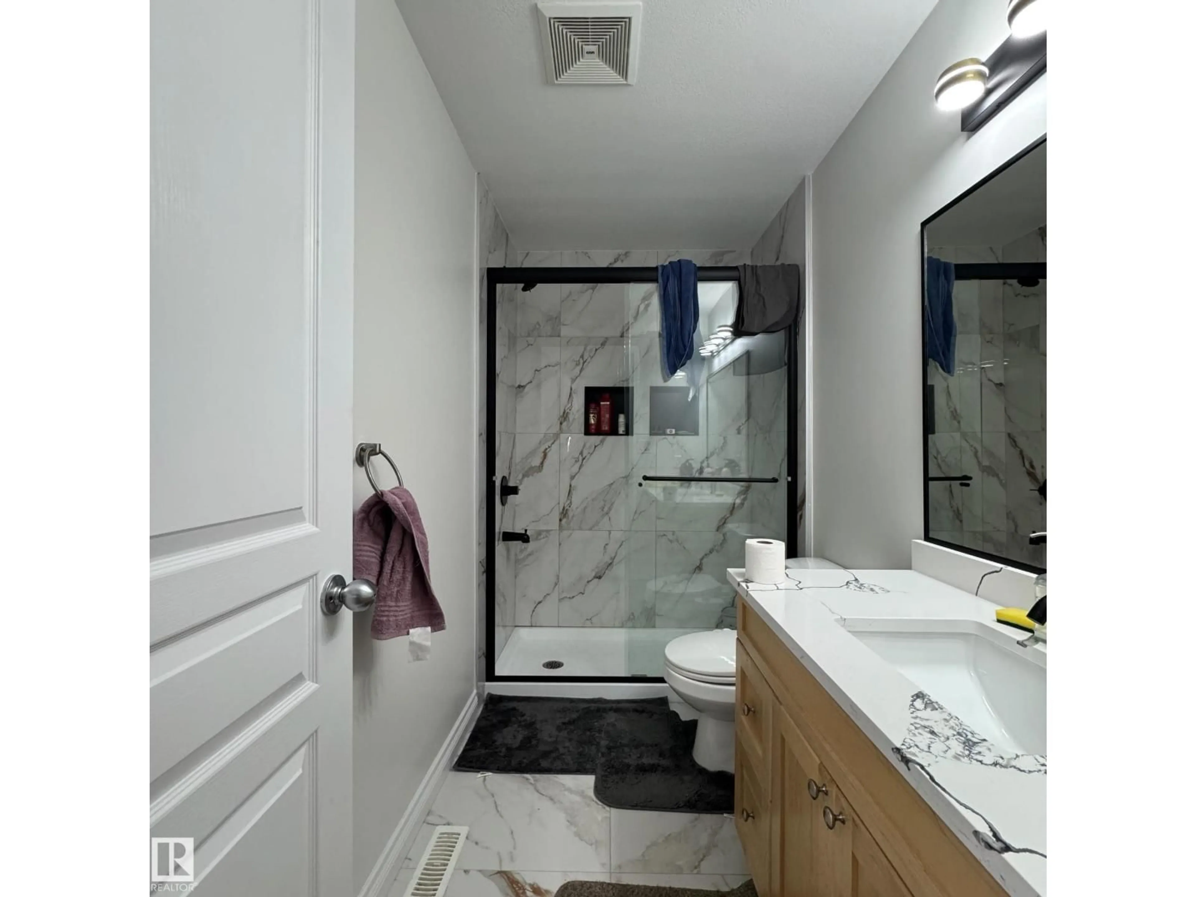 Standard bathroom, ceramic/tile floor for 2043 49A NW, Edmonton Alberta T6L2W9