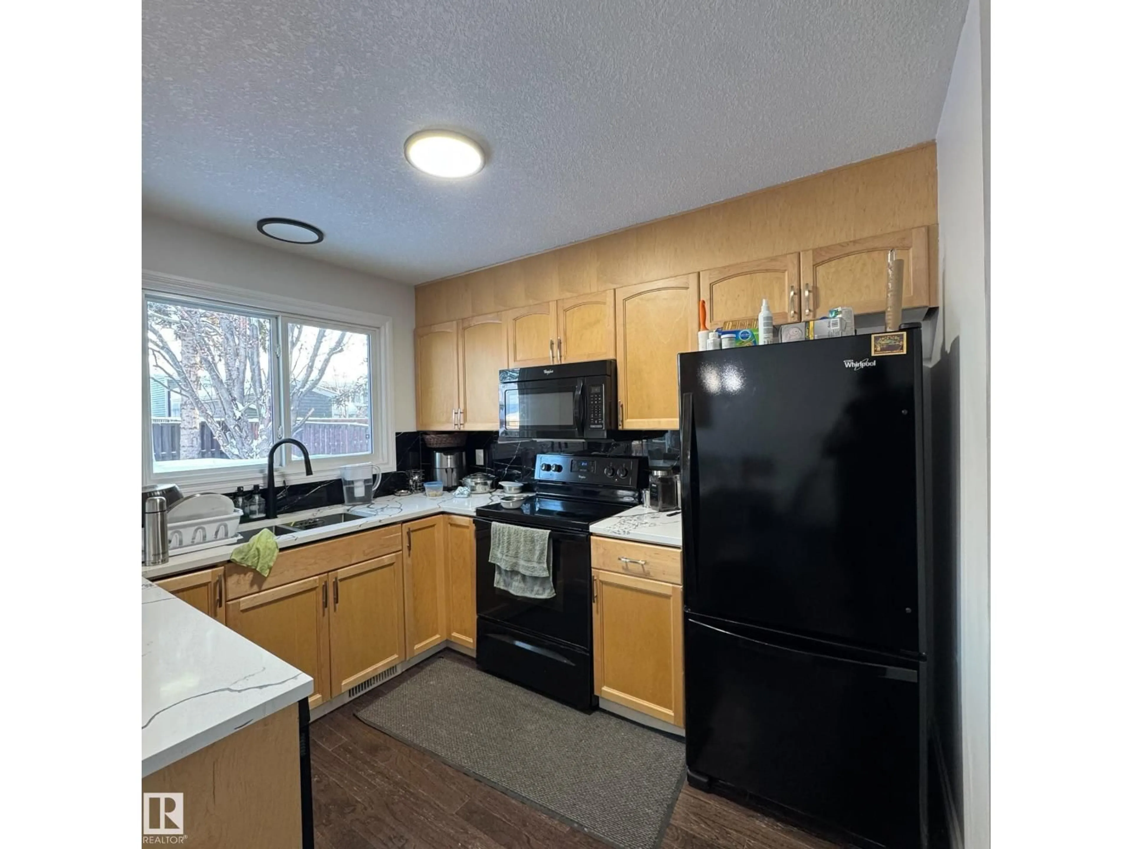 Standard kitchen, unknown for 2043 49A NW, Edmonton Alberta T6L2W9