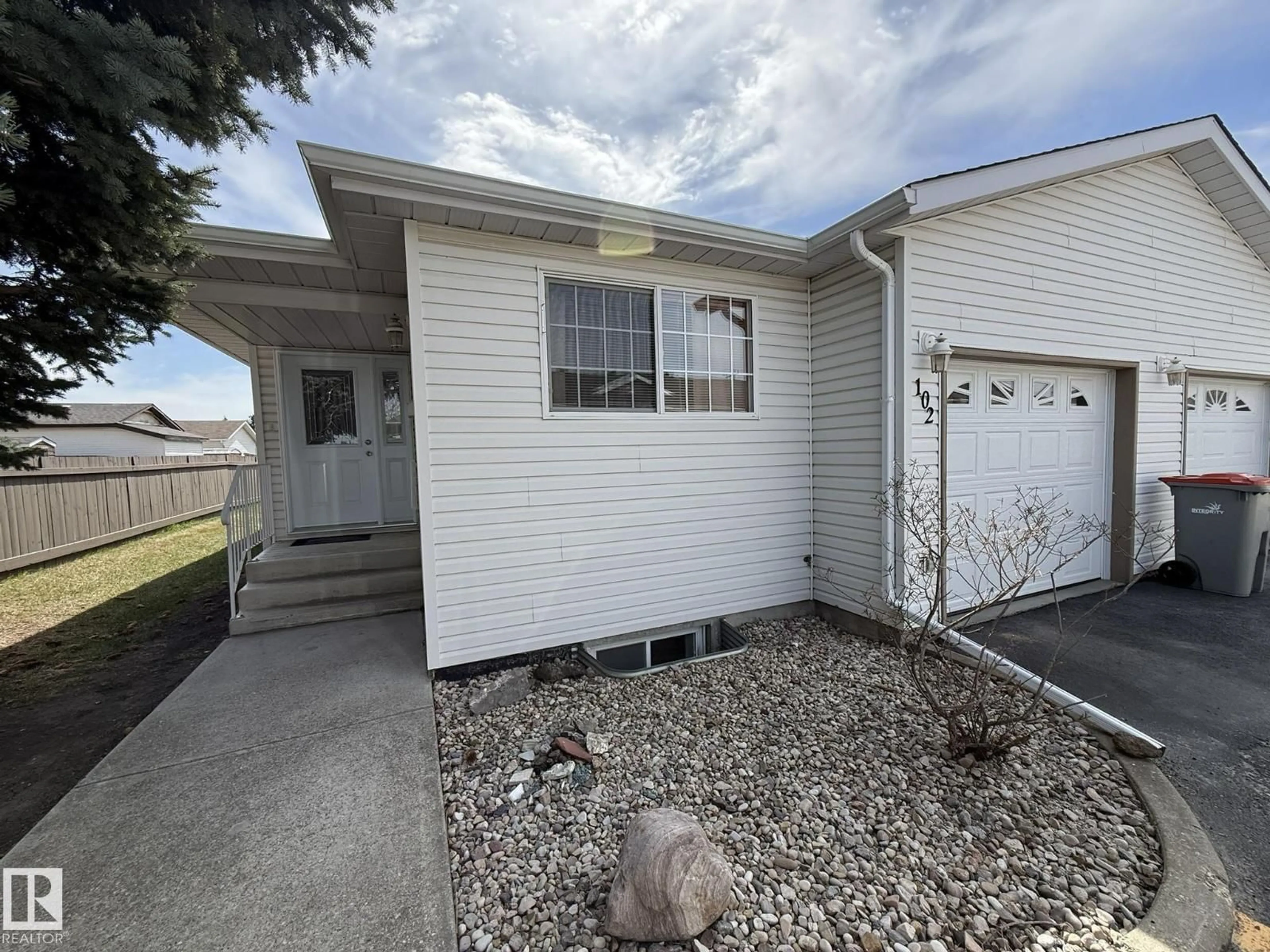 Home with vinyl exterior material, street for #102 - 4610 50 AV, Stony Plain Alberta T7Z1P4