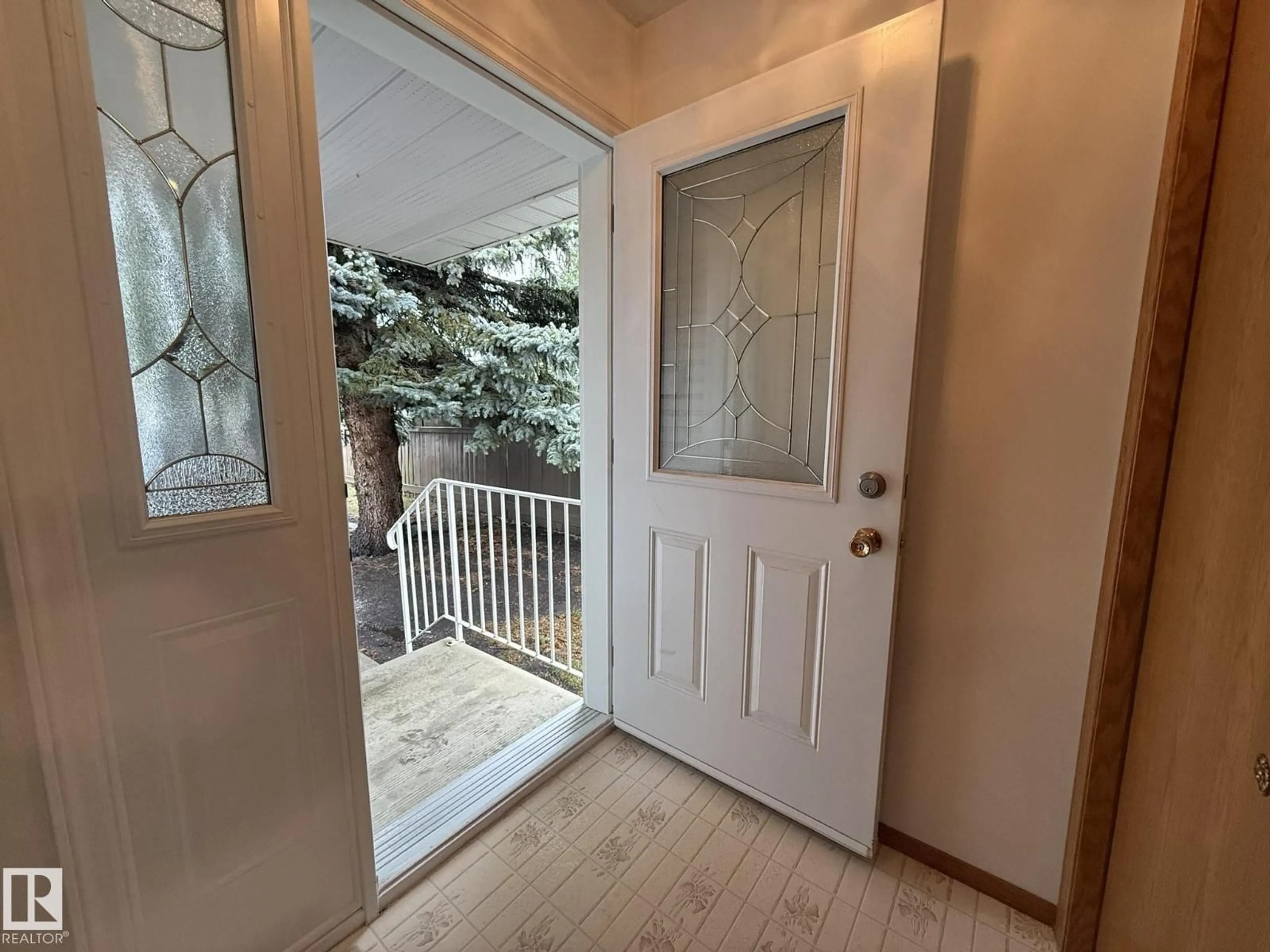 Indoor entryway for #102 - 4610 50 AV, Stony Plain Alberta T7Z1P4