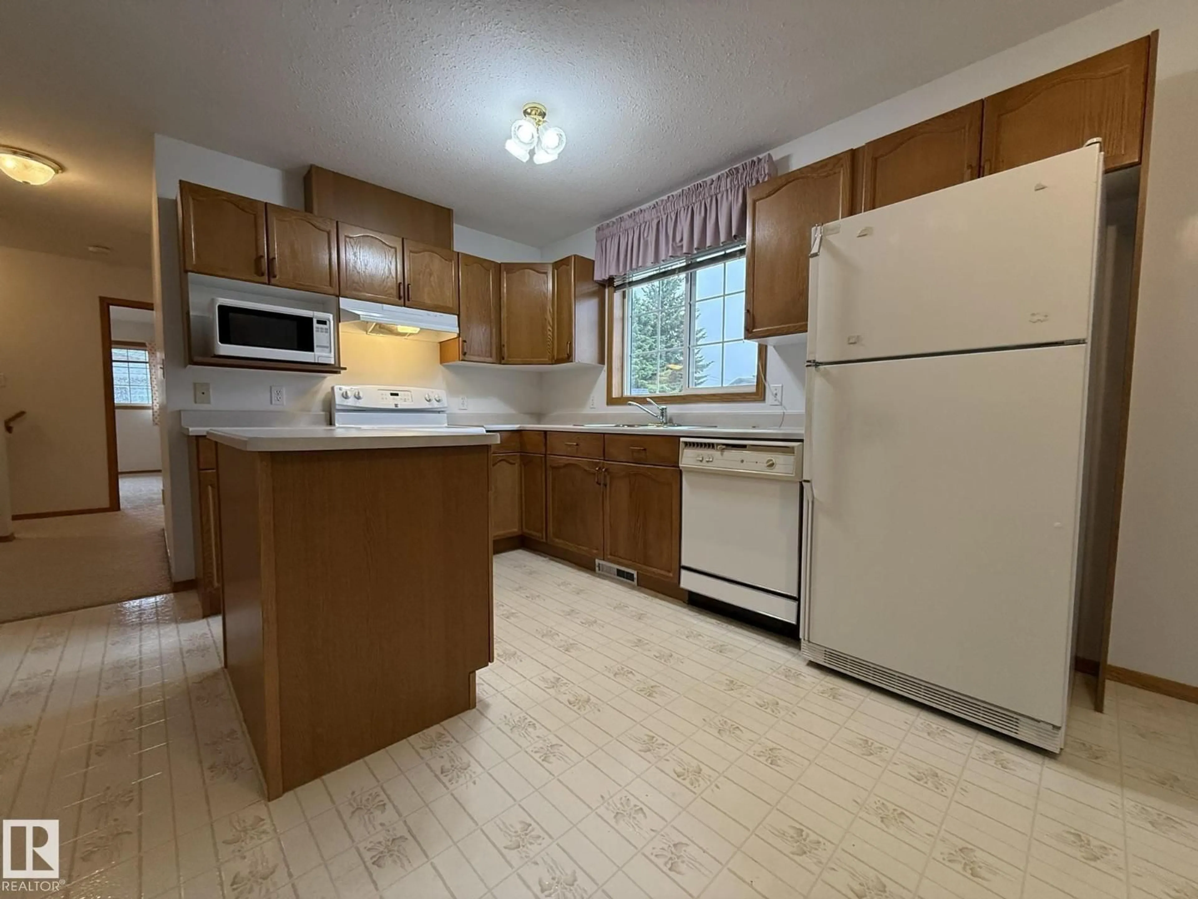 Standard kitchen, unknown for #102 - 4610 50 AV, Stony Plain Alberta T7Z1P4