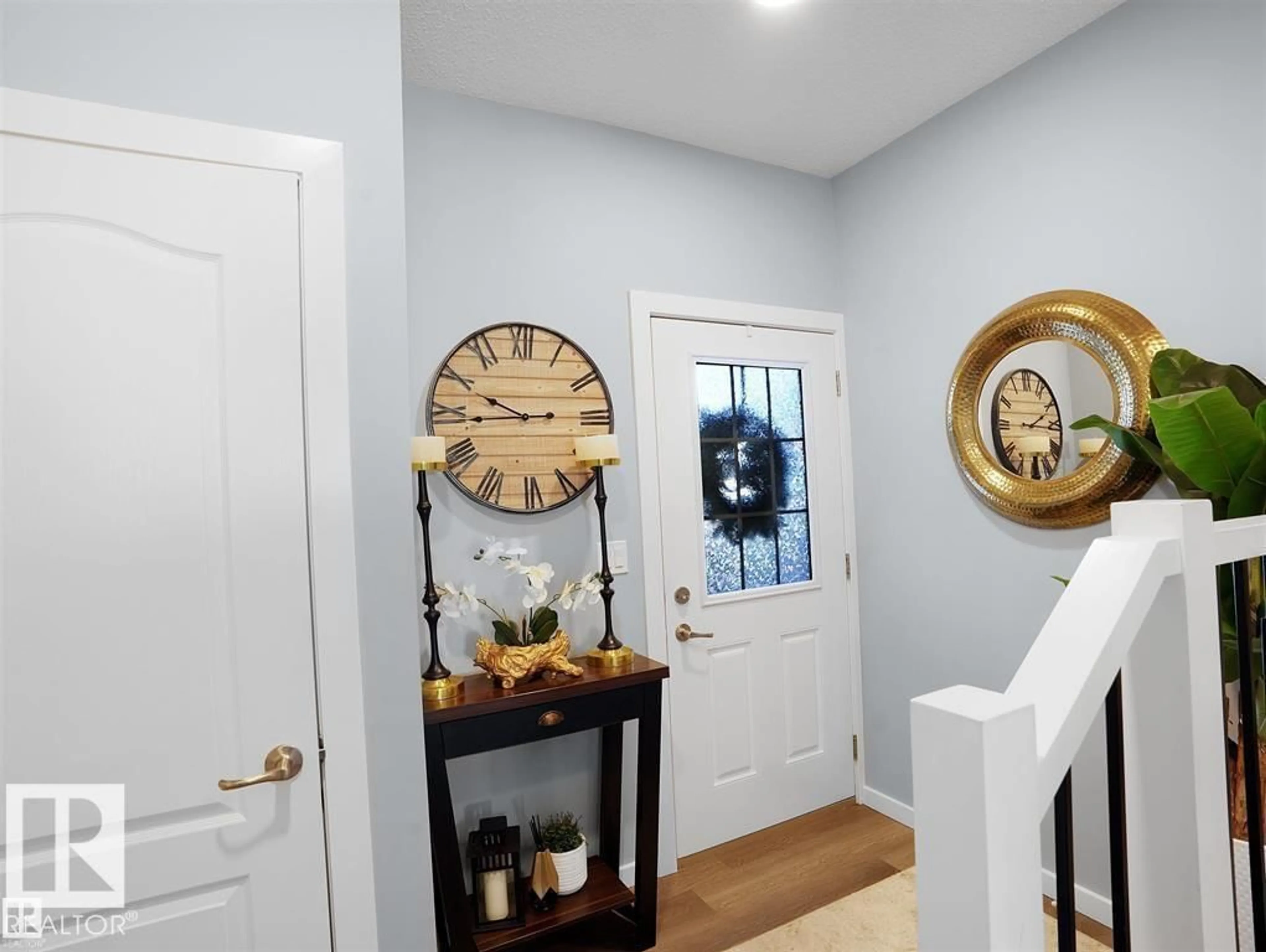 Indoor entryway for 207 41 AV, Edmonton Alberta T6T2E7
