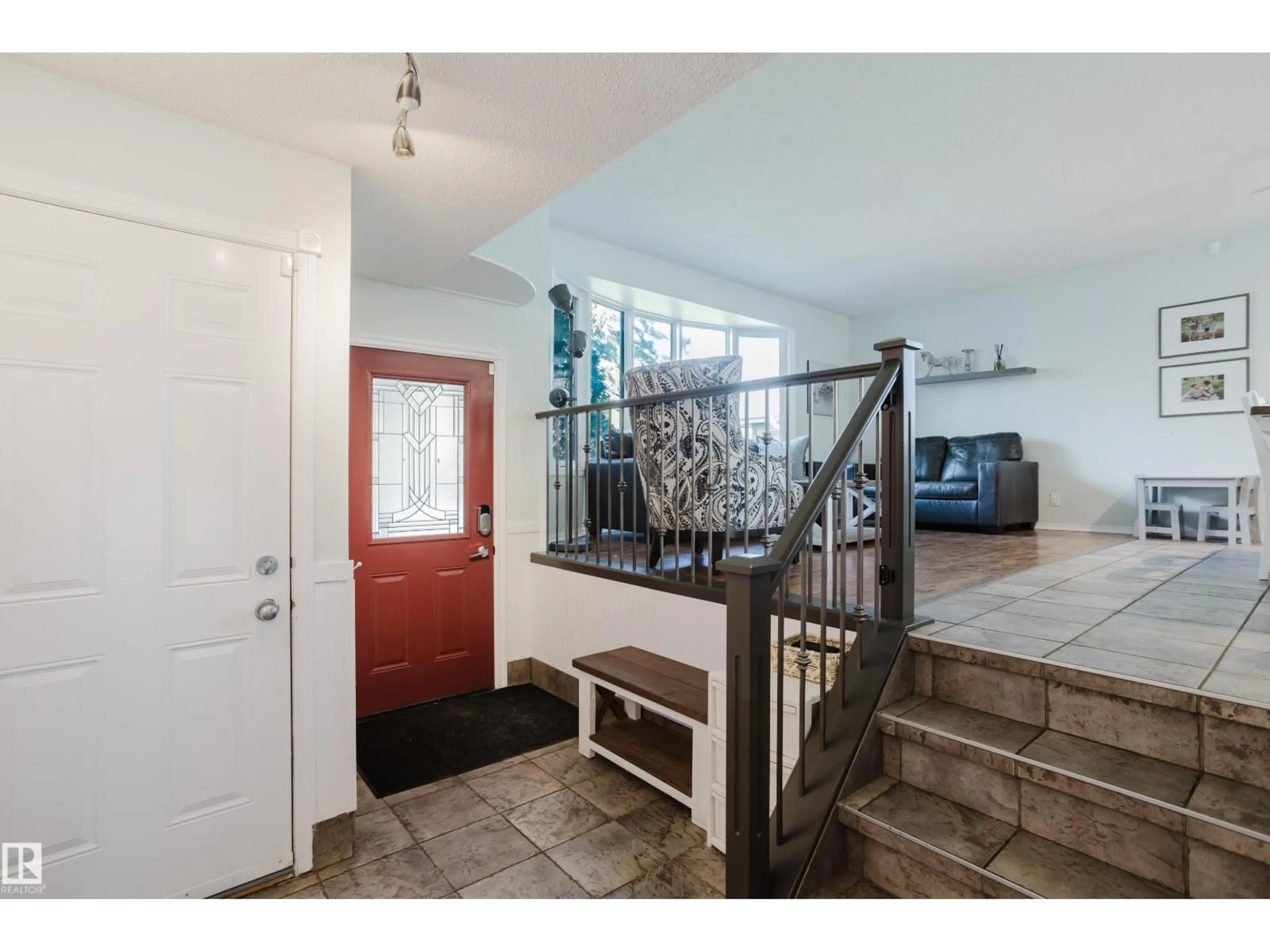 Indoor entryway for 33 MILL DR, St. Albert Alberta T8N1J5