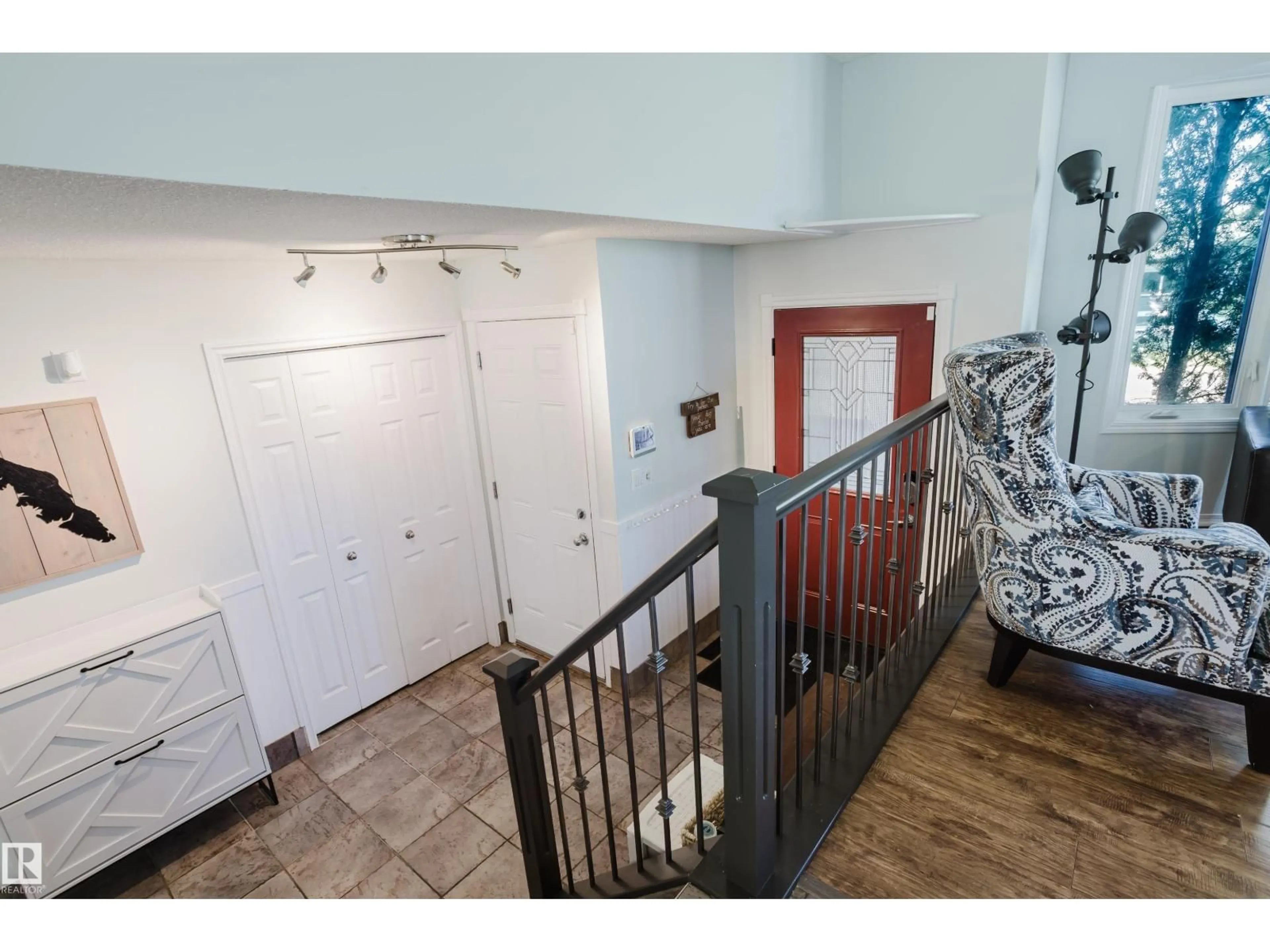 Indoor foyer for 33 MILL DR, St. Albert Alberta T8N1J5