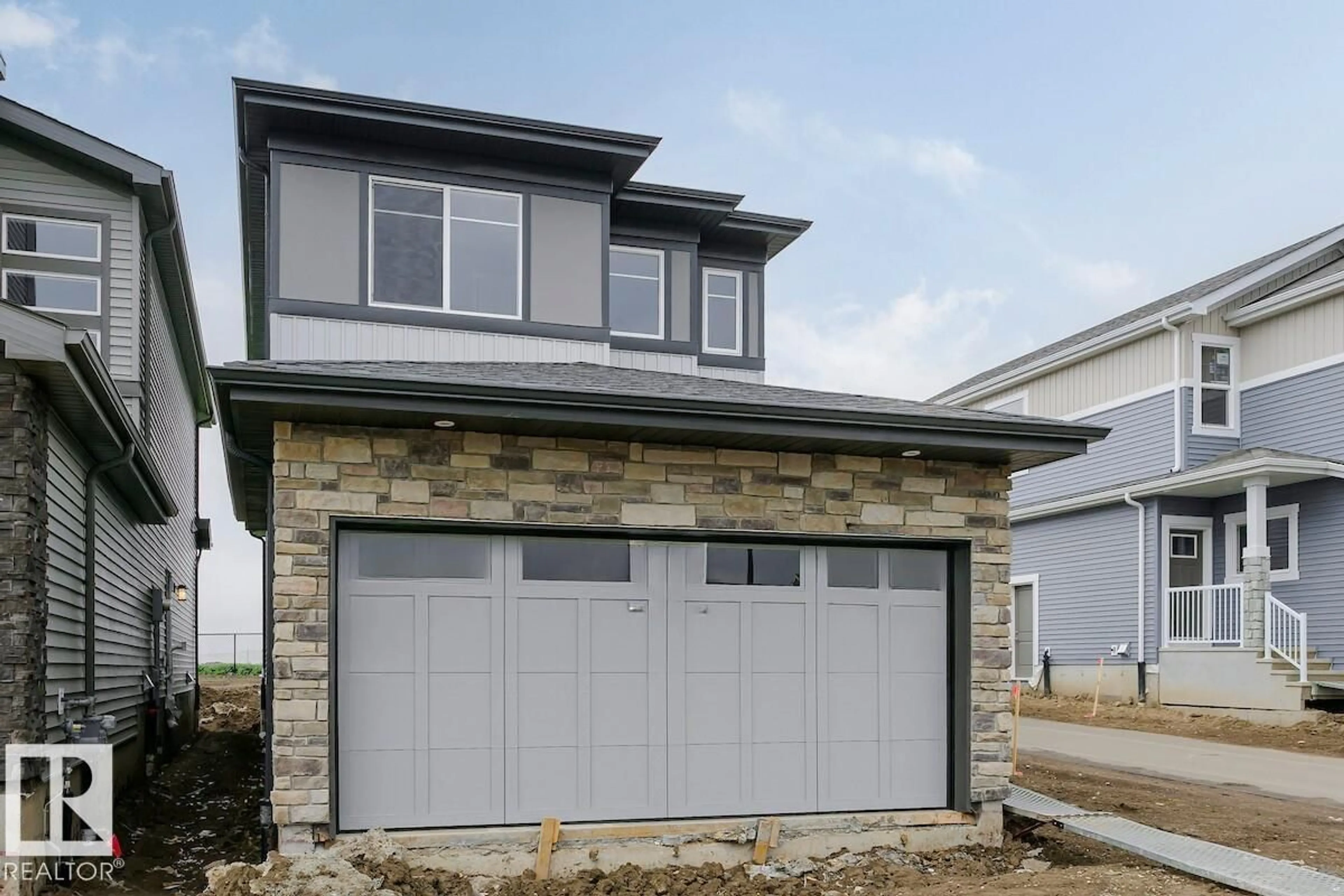 Home with vinyl exterior material, street for 2811 62 ST, Edmonton Alberta T6X0W2