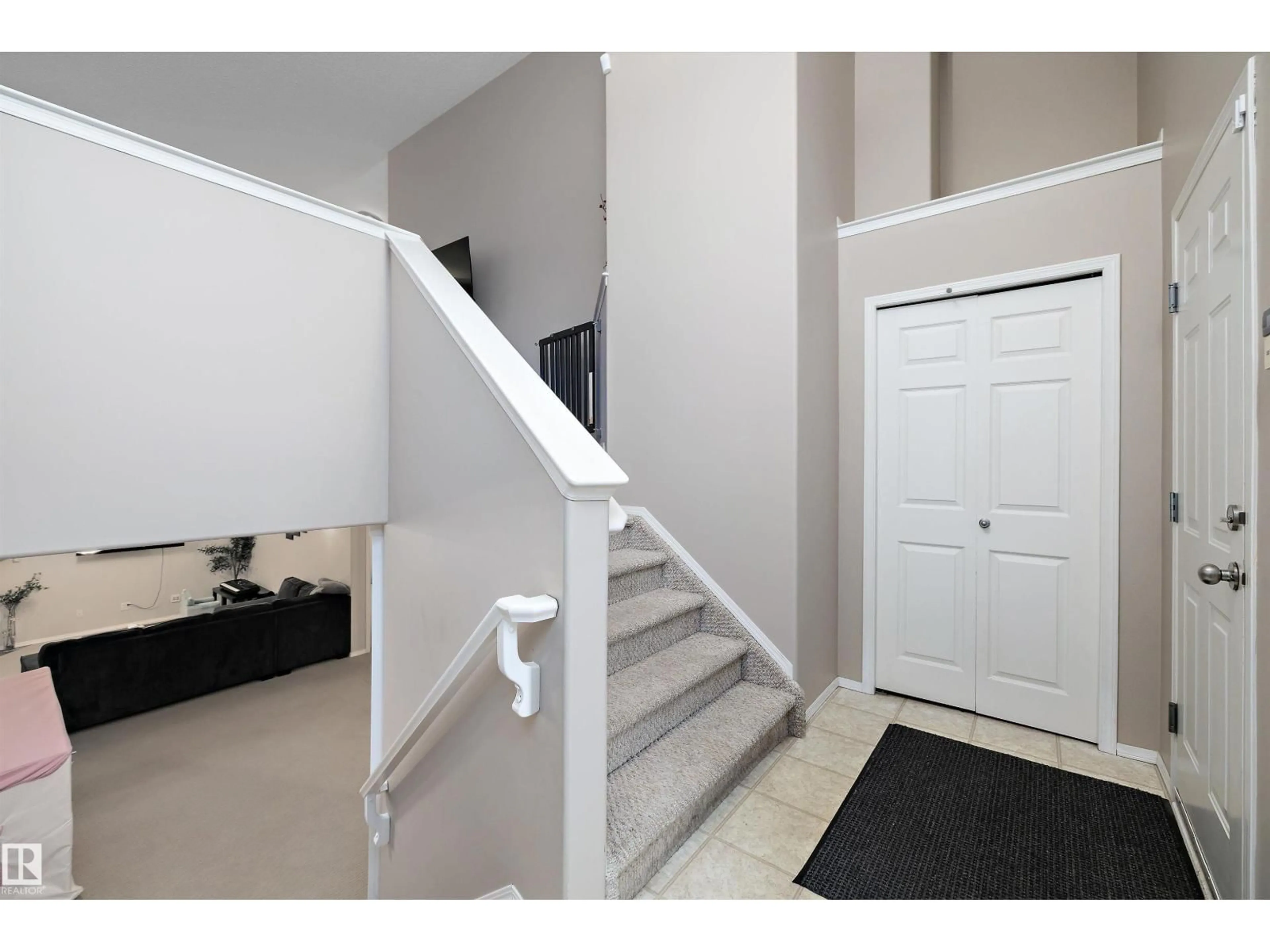 Indoor foyer for NW - 9210 163 AV, Edmonton Alberta T5Z3M8