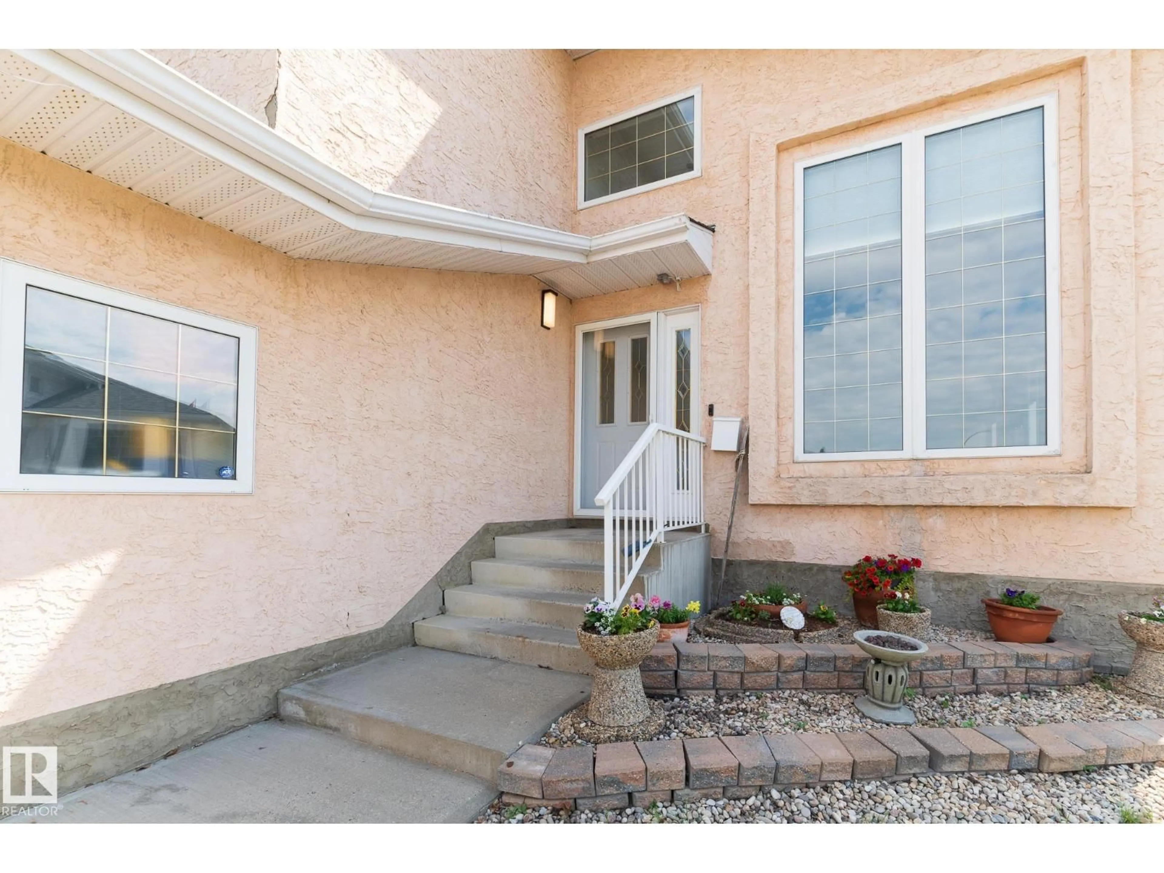 Indoor entryway for 41 DEER PARK WY, Spruce Grove Alberta T7X3K4