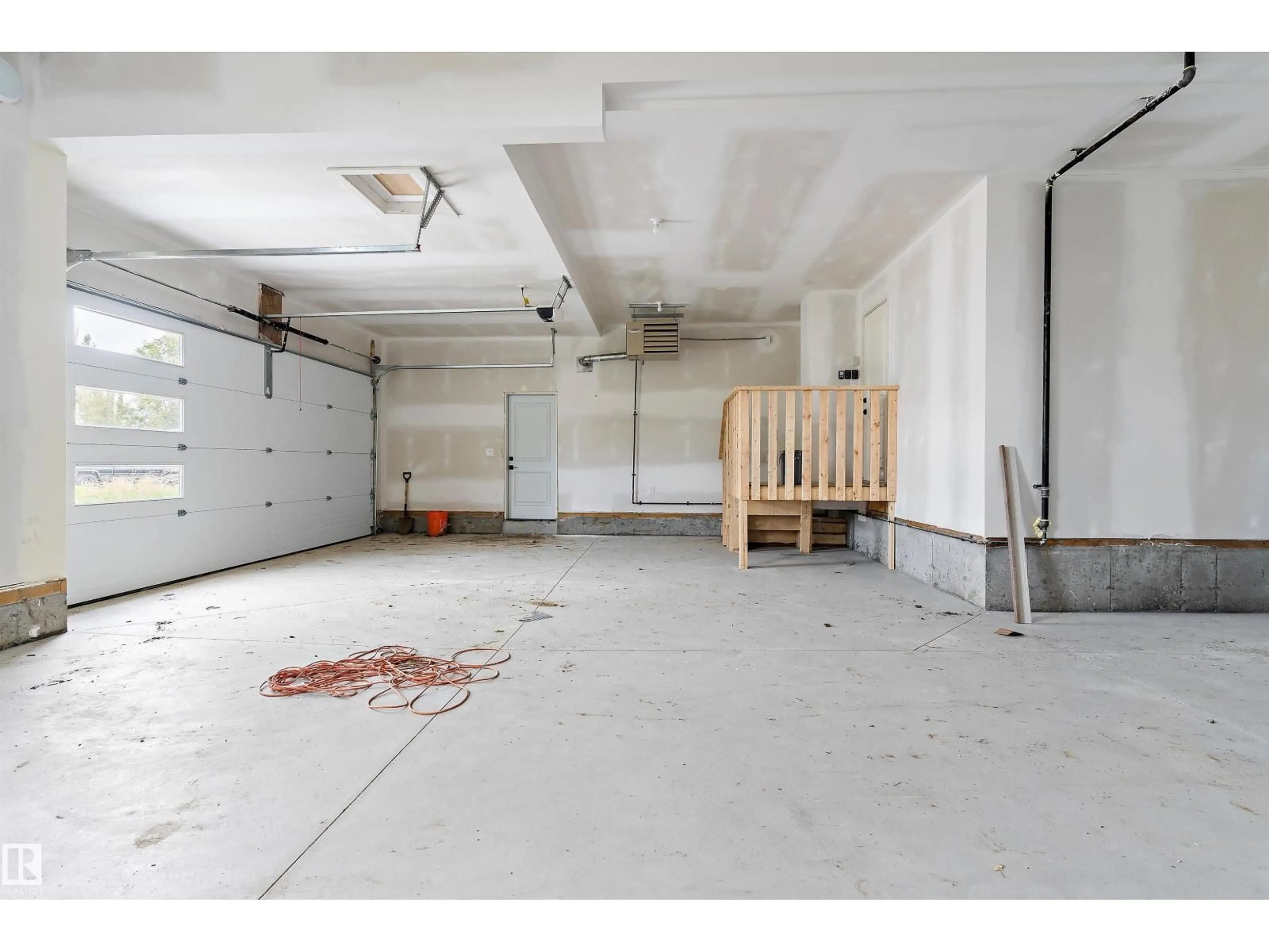 Indoor garage for 14 SOUTHBRIDGE DR, Calmar Alberta T0C0V0