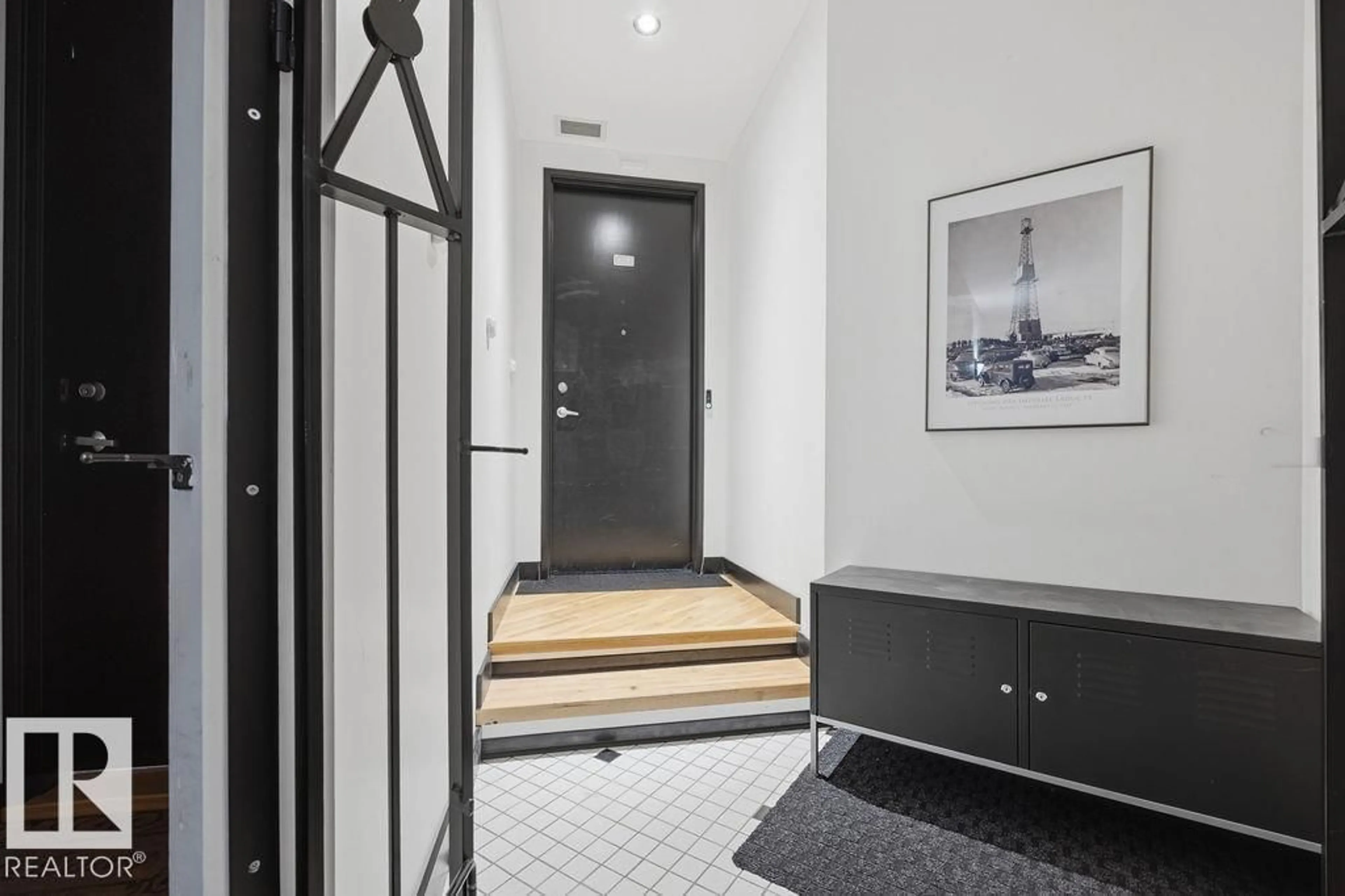 Indoor foyer for #104 - 10330 104 ST NW, Edmonton Alberta T5B4T1