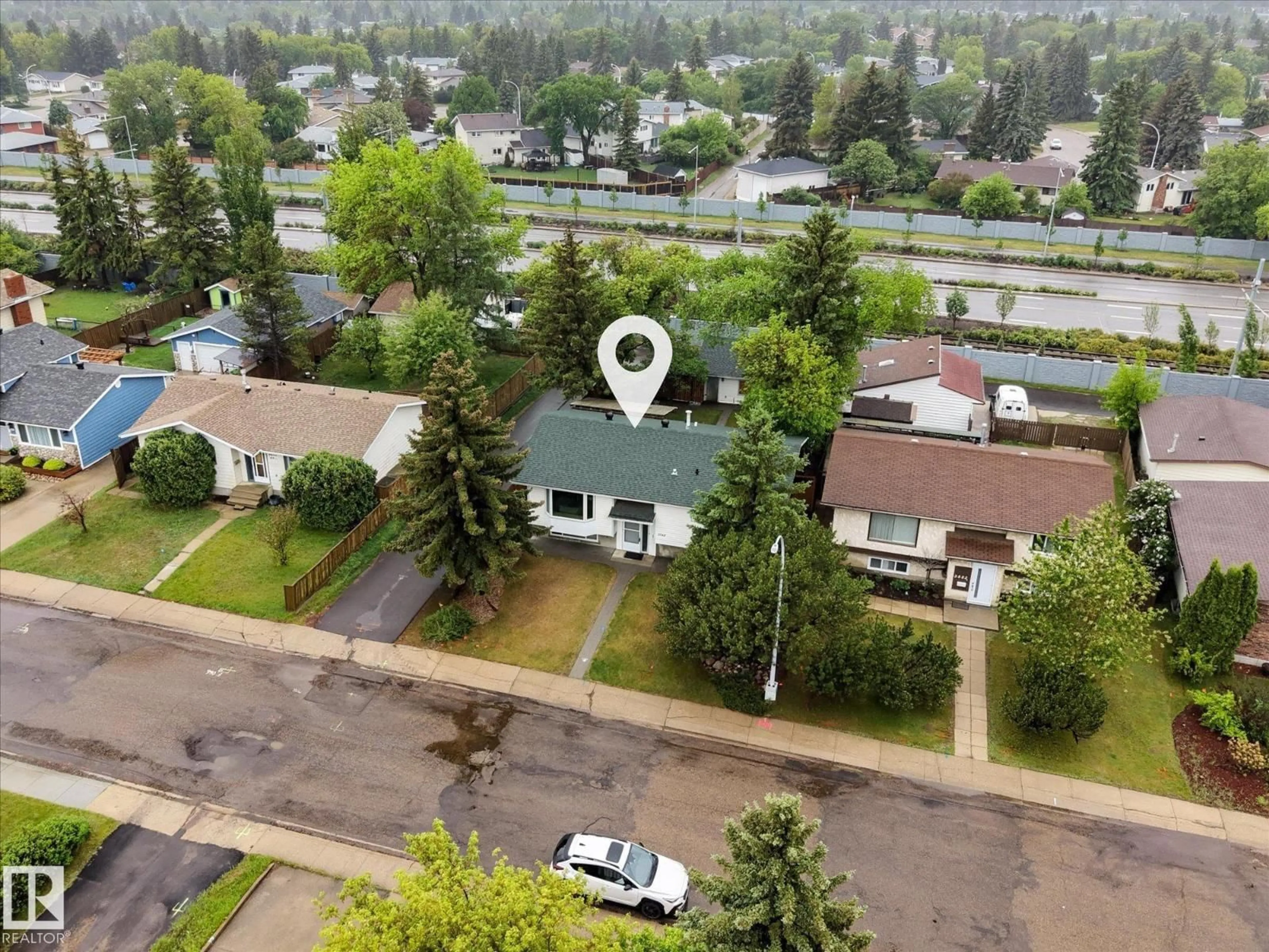 A pic from outside/outdoor area/front of a property/back of a property/a pic from drone, street for 3548 65 ST, Edmonton Alberta T6L1G4