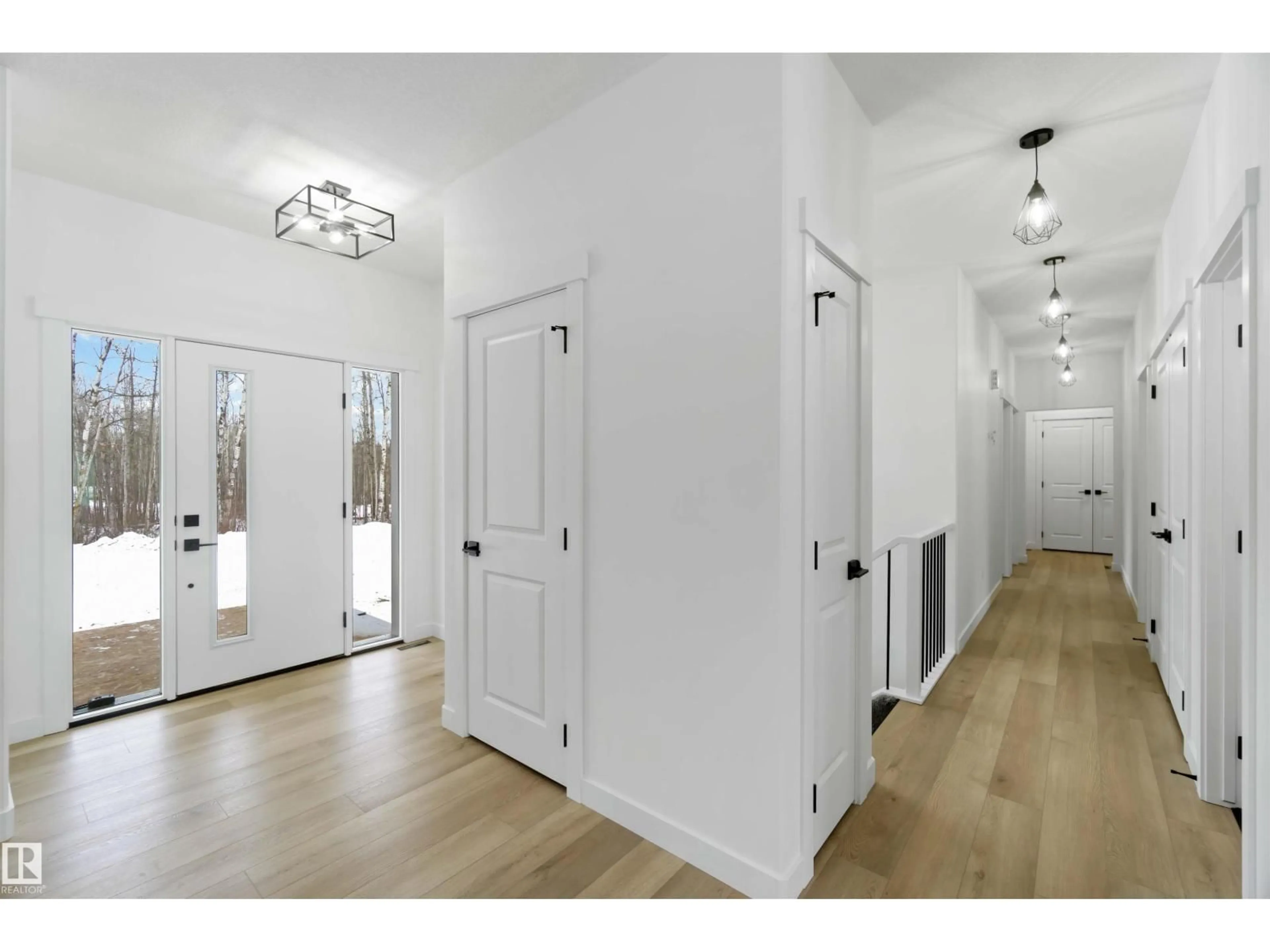 Indoor foyer for 100 54127 RGE ROAD 30, Rural Lac Ste. Anne County Alberta T0E1V2