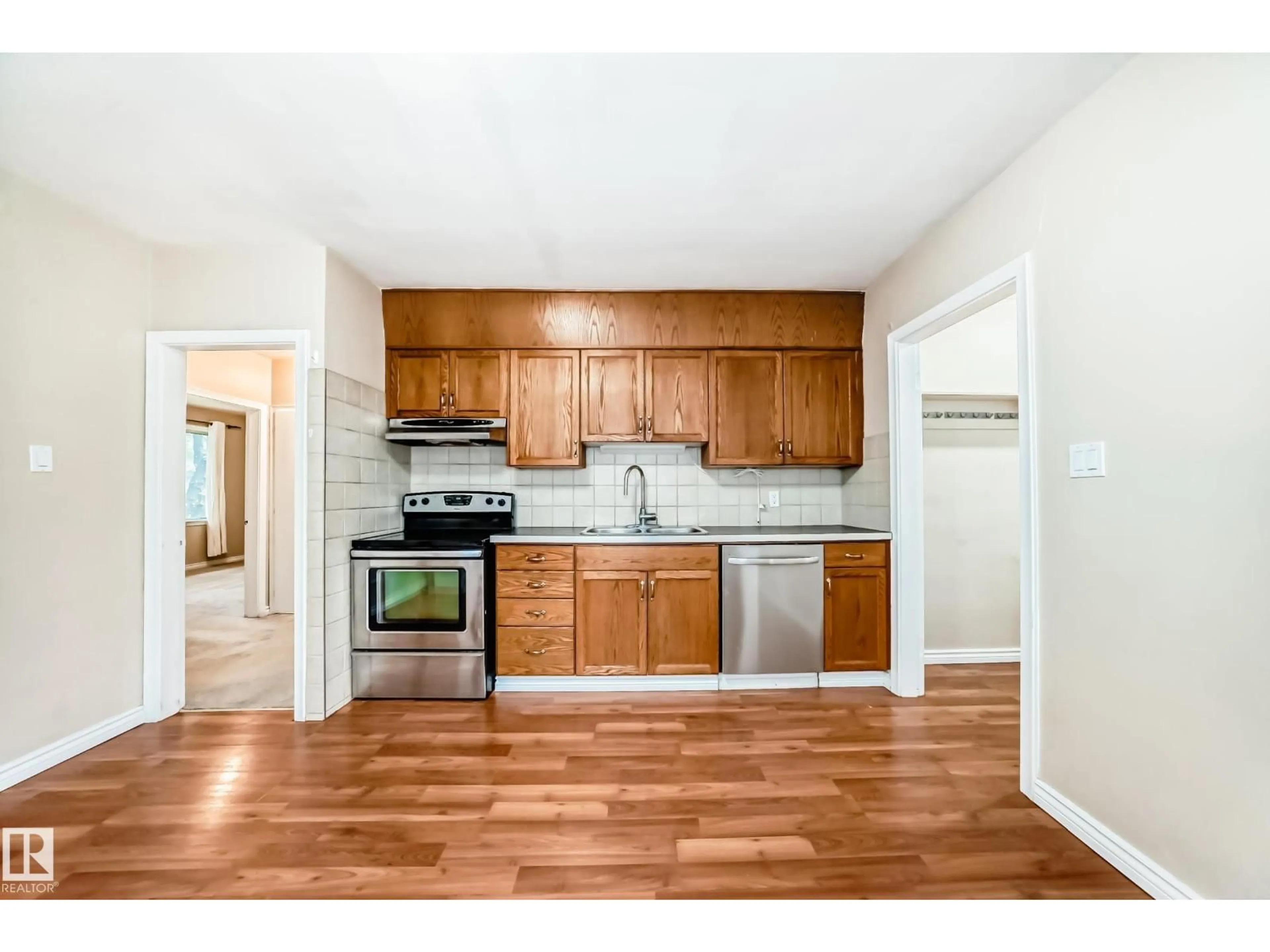 Standard kitchen, wood/laminate floor for 7723 81 AV, Edmonton Alberta T6C0V4