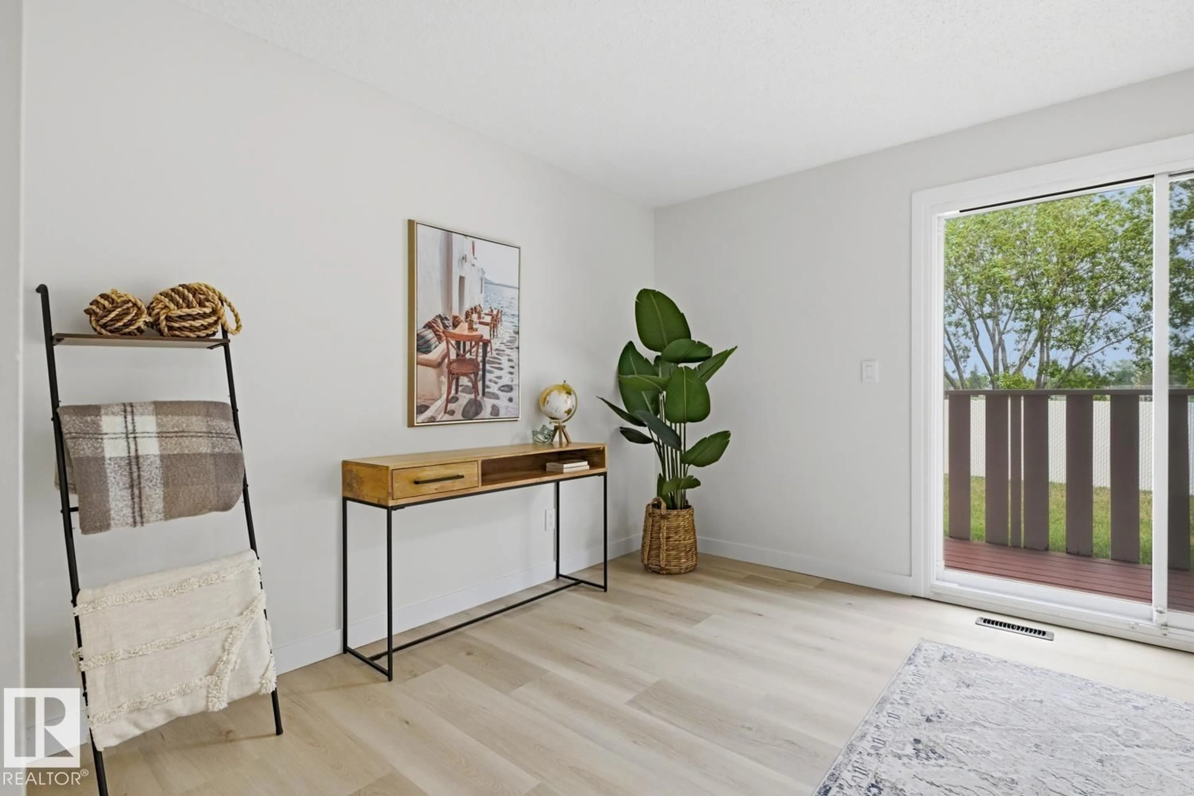 Indoor entryway for 10684 BEAUMARIS RD, Edmonton Alberta T5X3N4