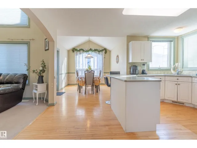 11813 12 AV, Edmonton 5