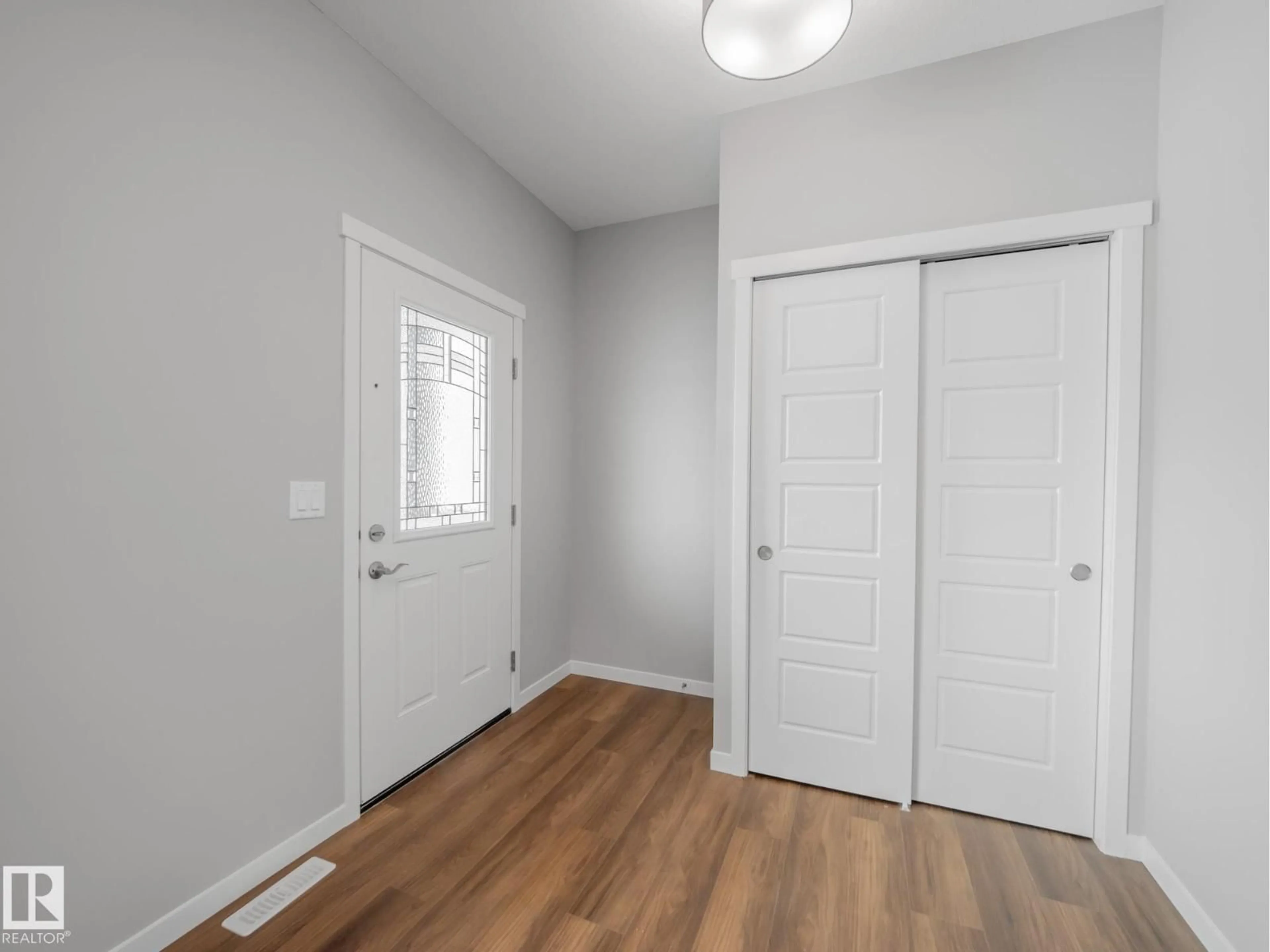 Indoor entryway for 1090 MCLEOD AV, Spruce Grove Alberta T7X4G8