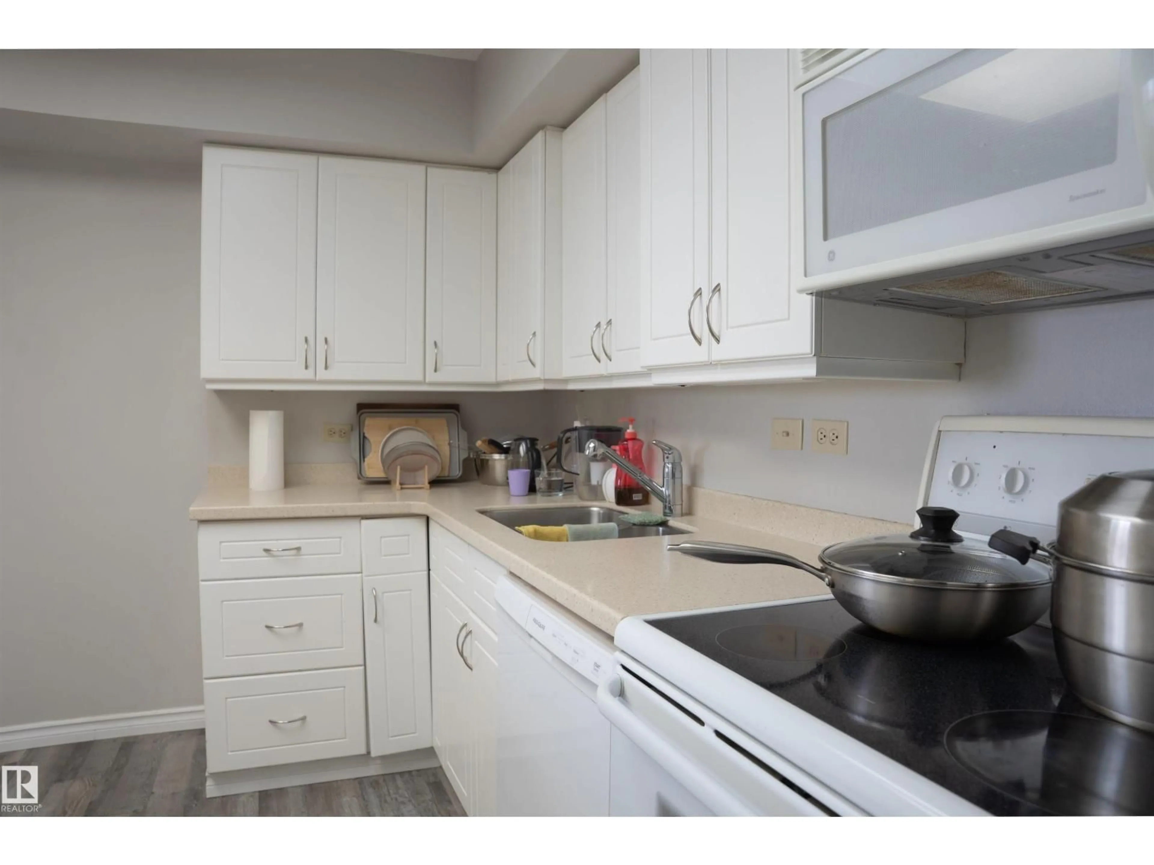 Standard kitchen, wood/laminate floor for 1703 - 11027 87 AV, Edmonton Alberta T6G2P9