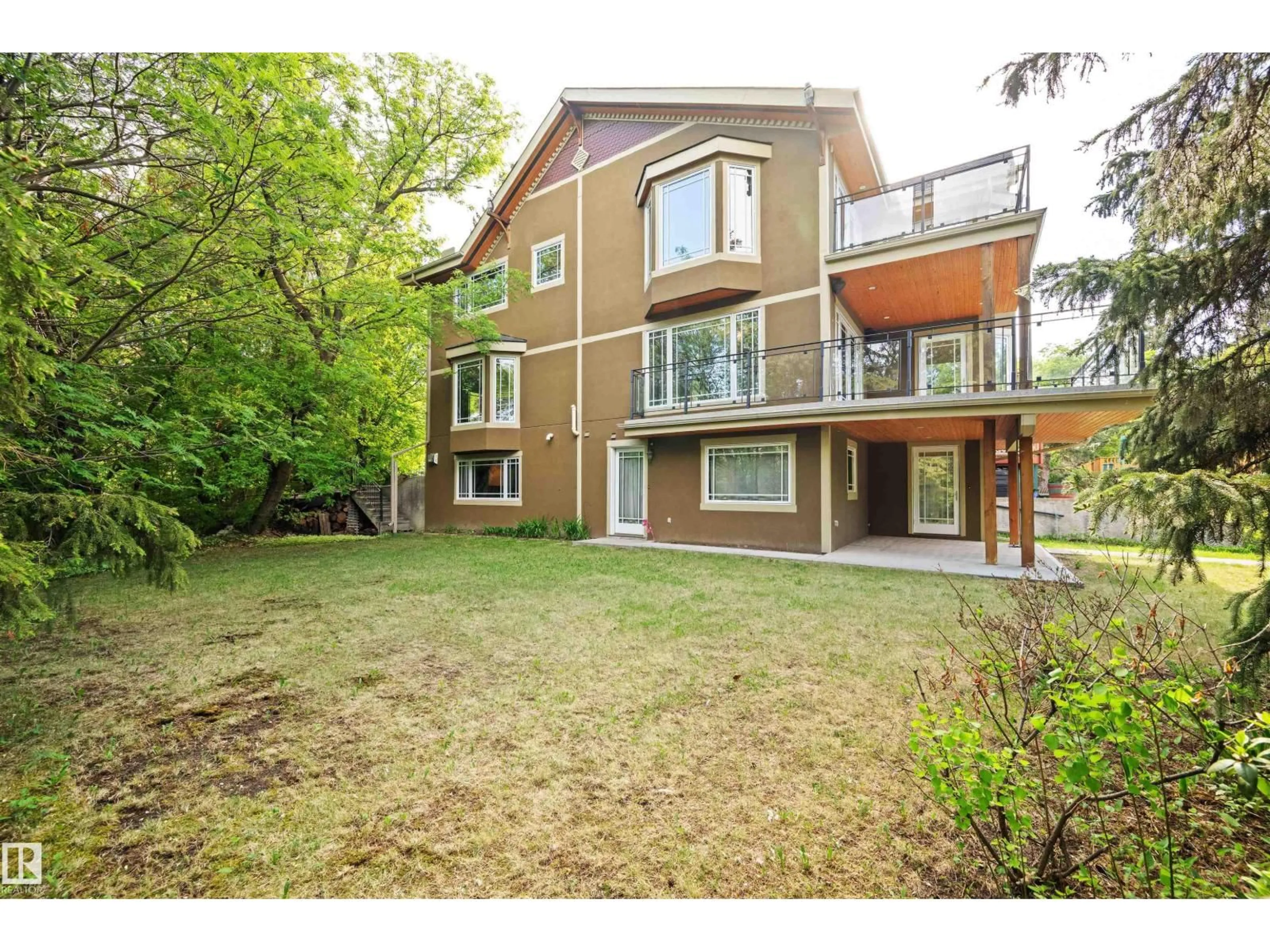 Patio, building for 9652 86 AV, Edmonton Alberta T6C1J9