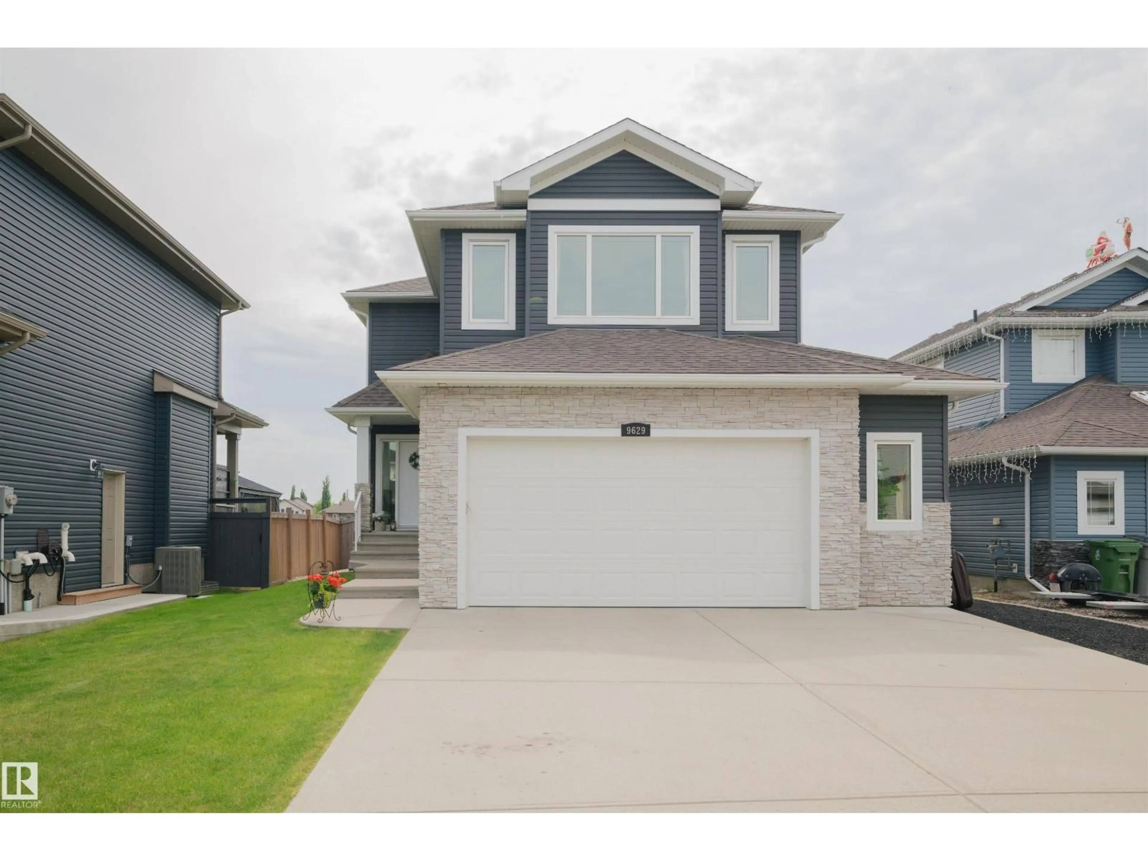 Home with vinyl exterior material, street for 9629 106 AV, Morinville Alberta T8R0E8